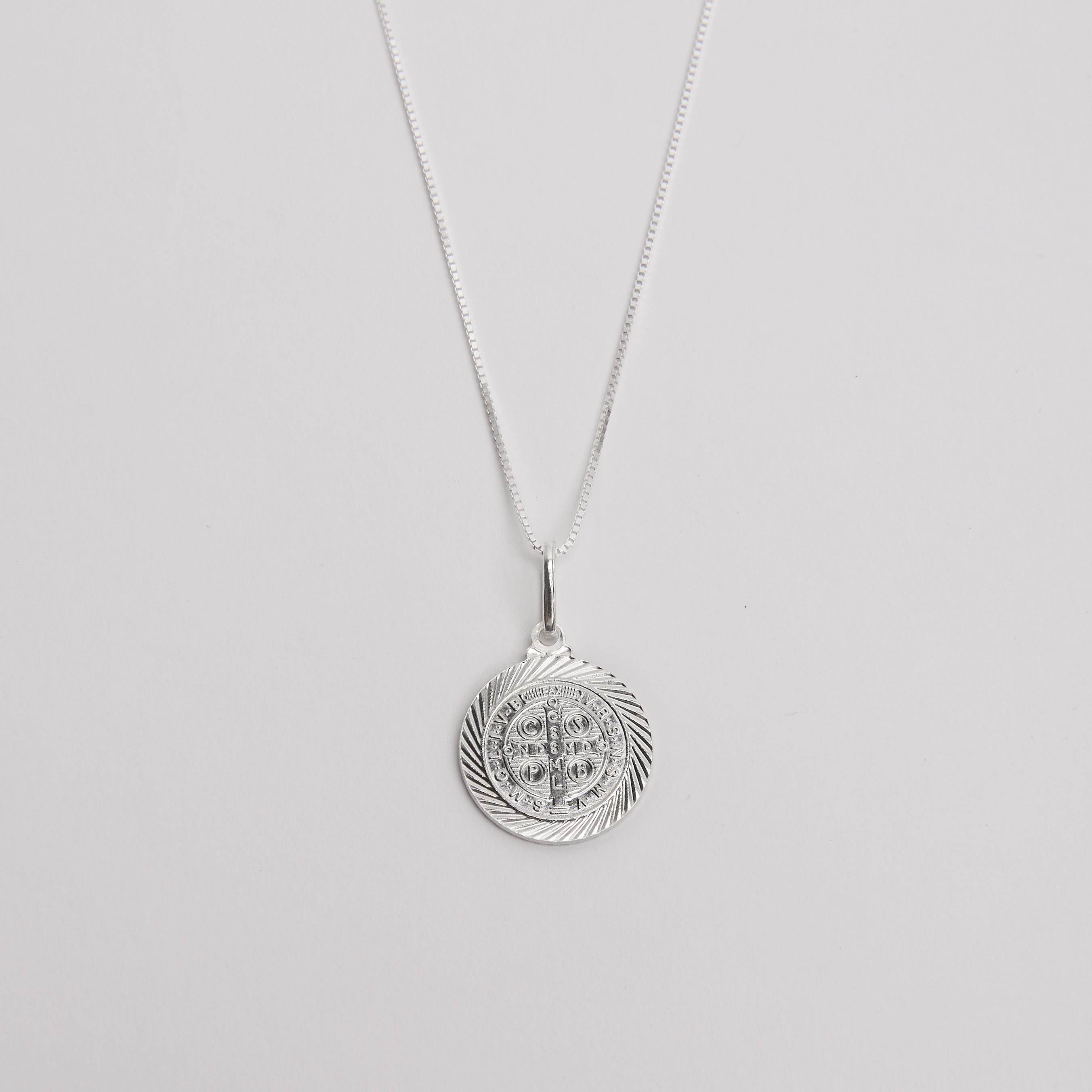 Colar pingente medalha São Bento desenhada 18mm 45cm