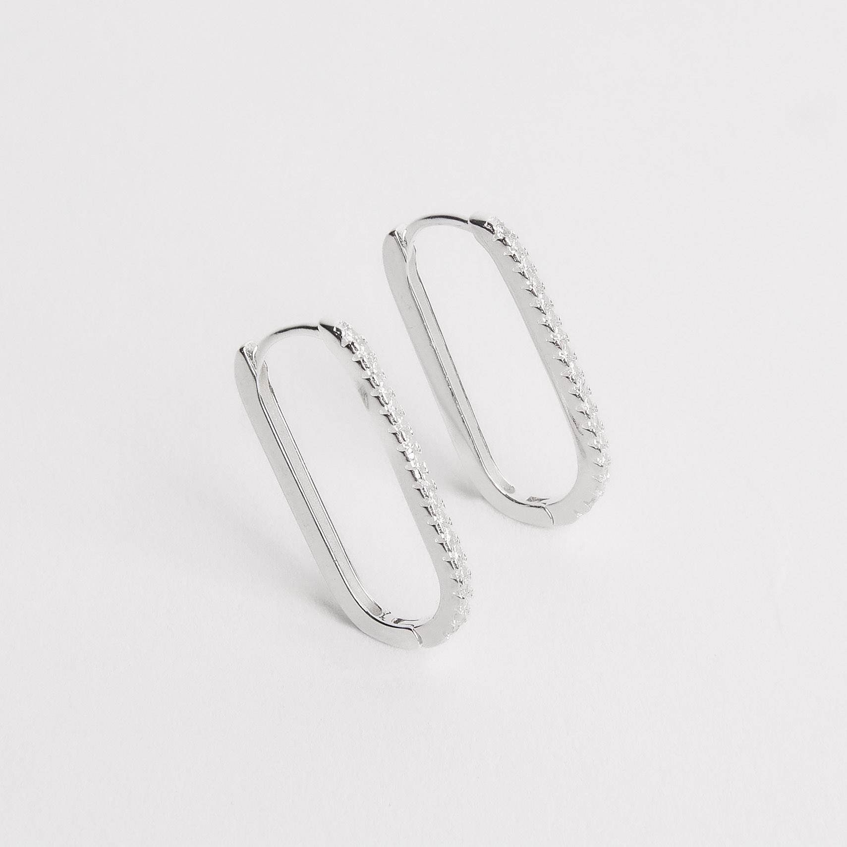 Argola click cravejada 23mm