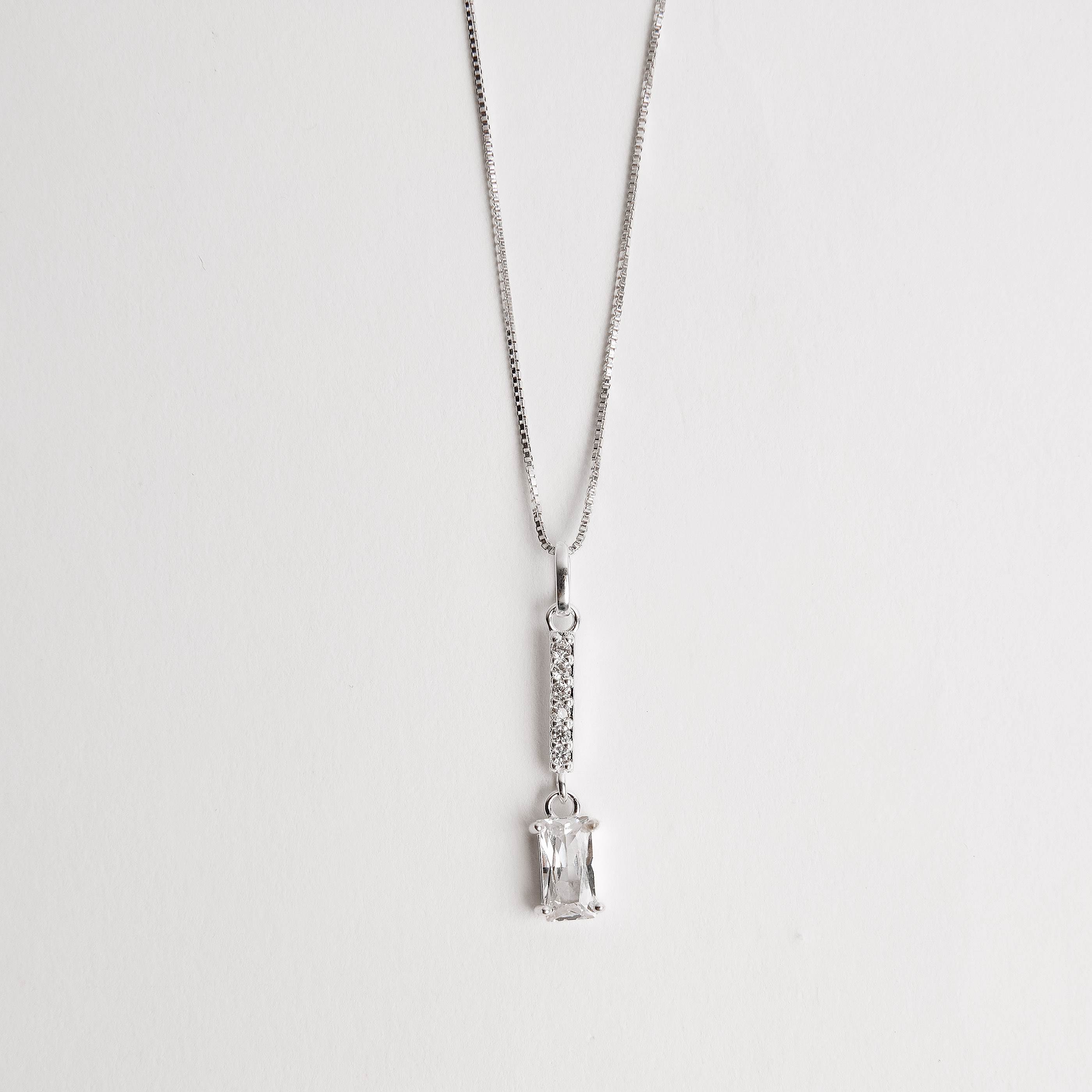 Imagem Colar pingente palito cravejado com zircônia retangular 11mm 45cm