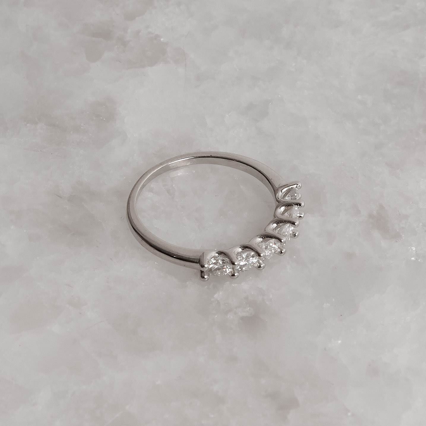 Anel meia aliança moissanites 3mm ródio