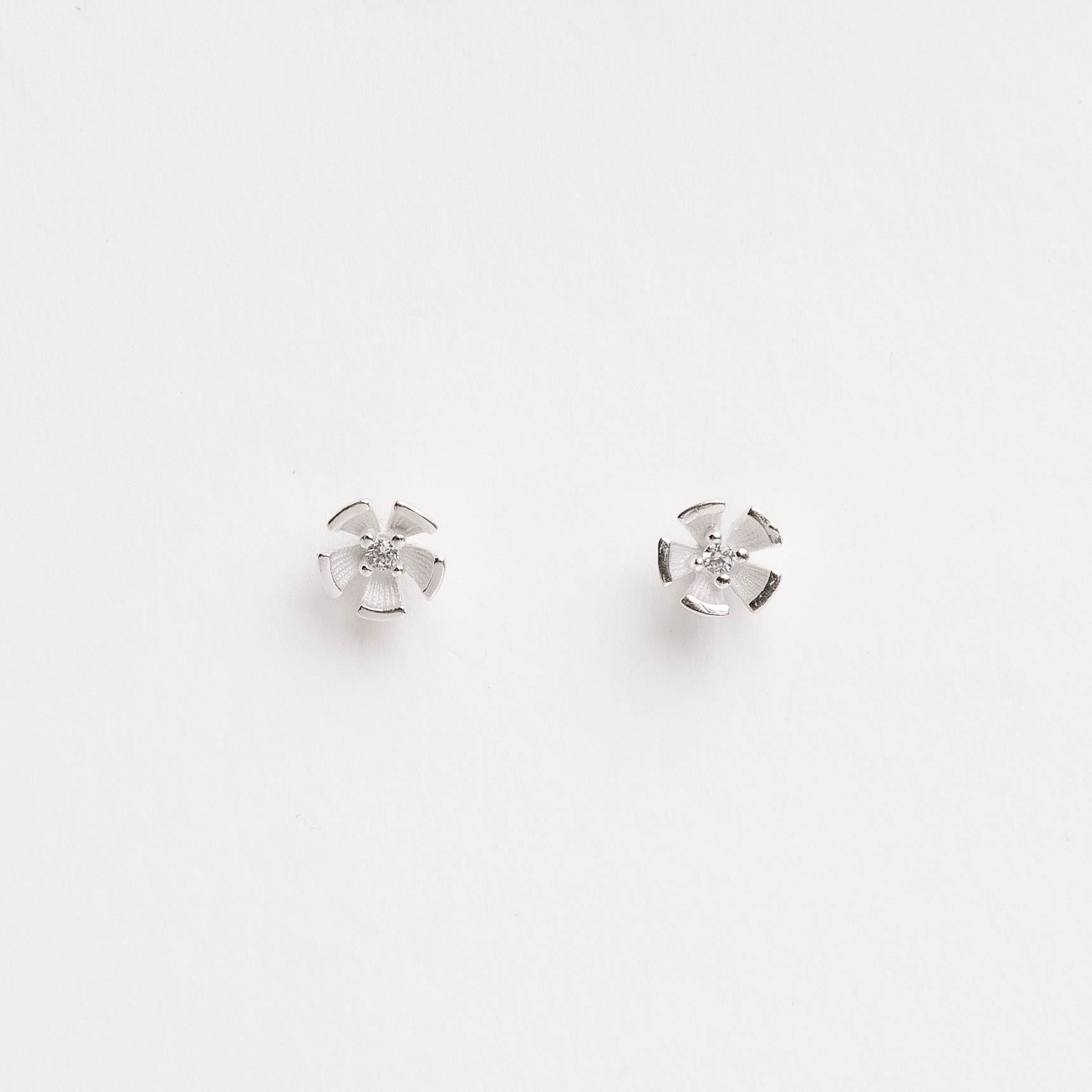 Brinco infantil flor detalhe zircônia cristal 6mm tarraxa baby