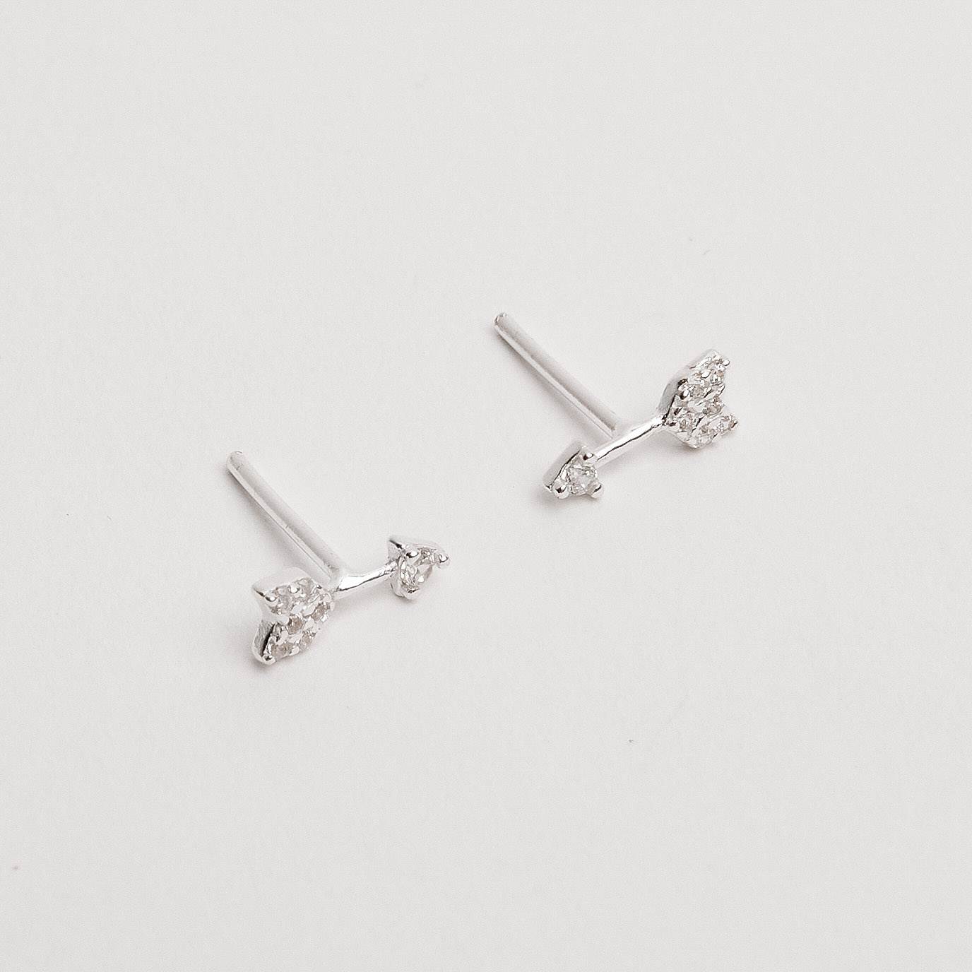 Brinco flecha cravejada 8mm