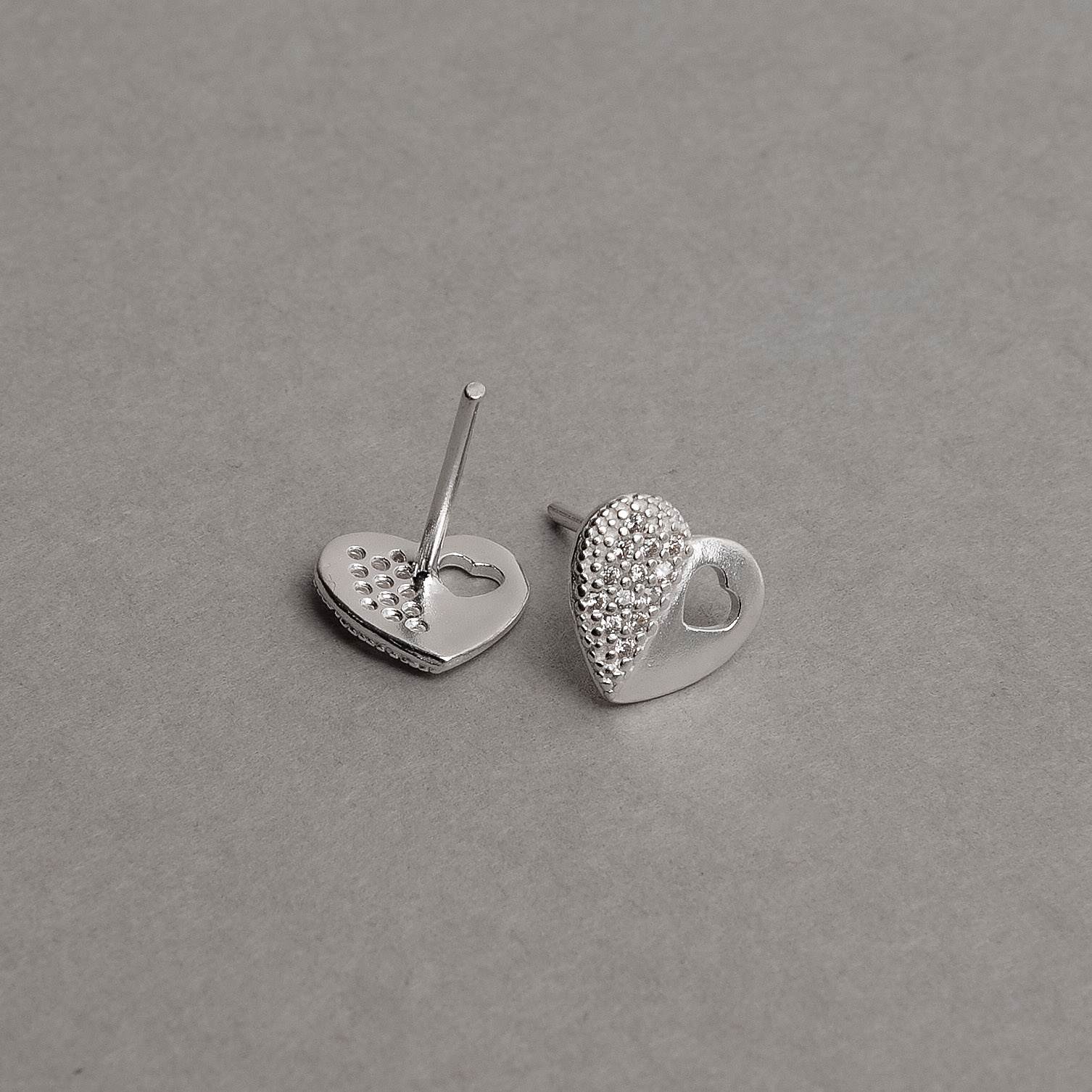 Brinco coração 8mm meio cravejado detalhe coração