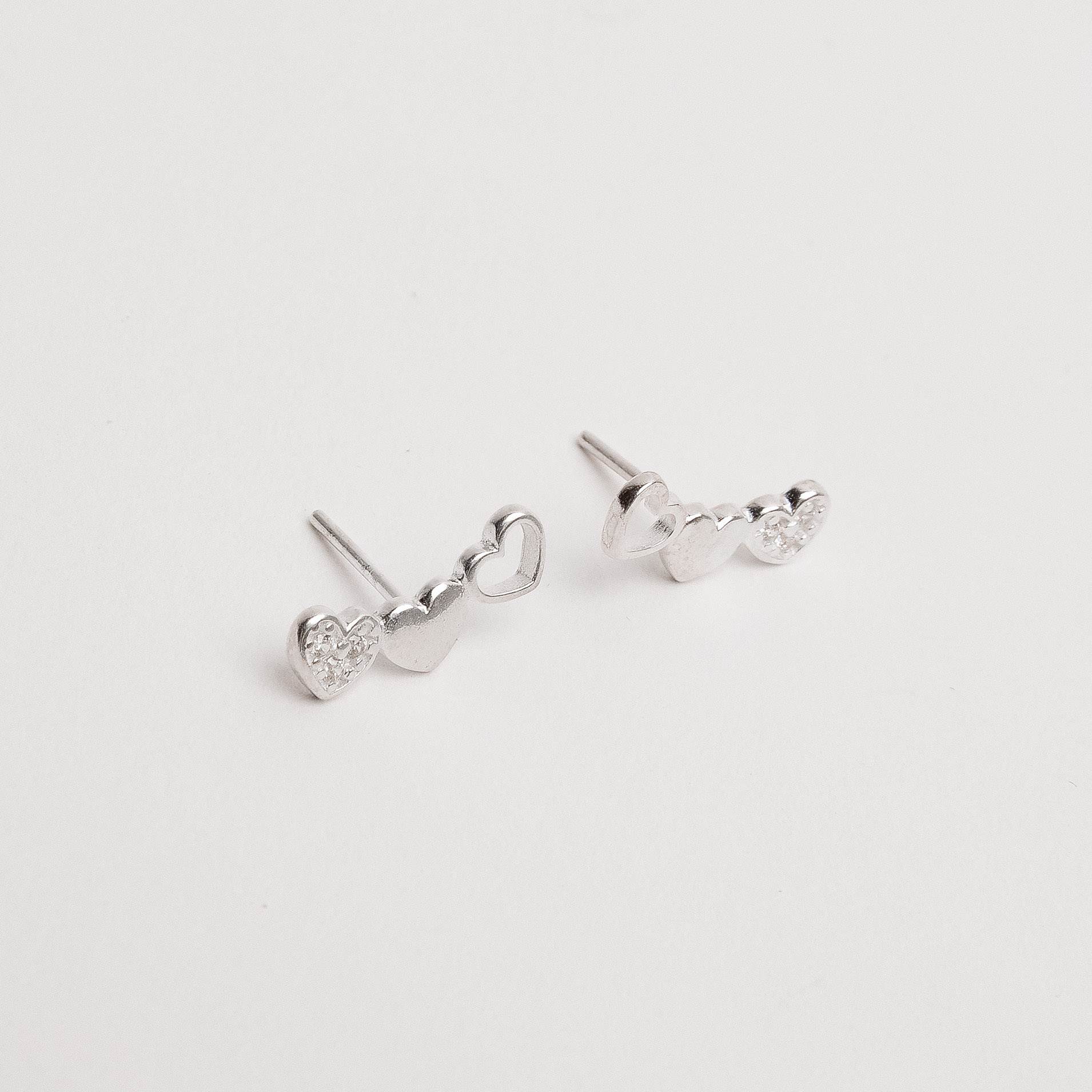 Brinco ear cuff coração vazado, liso e cravejado tarraxa