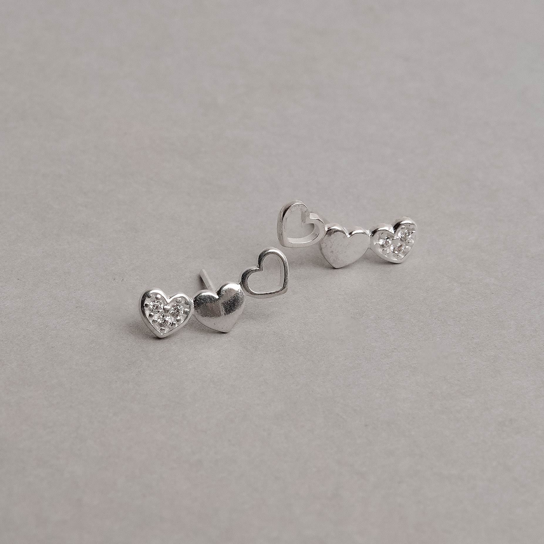 Brinco ear cuff coração vazado, liso e cravejado tarraxa