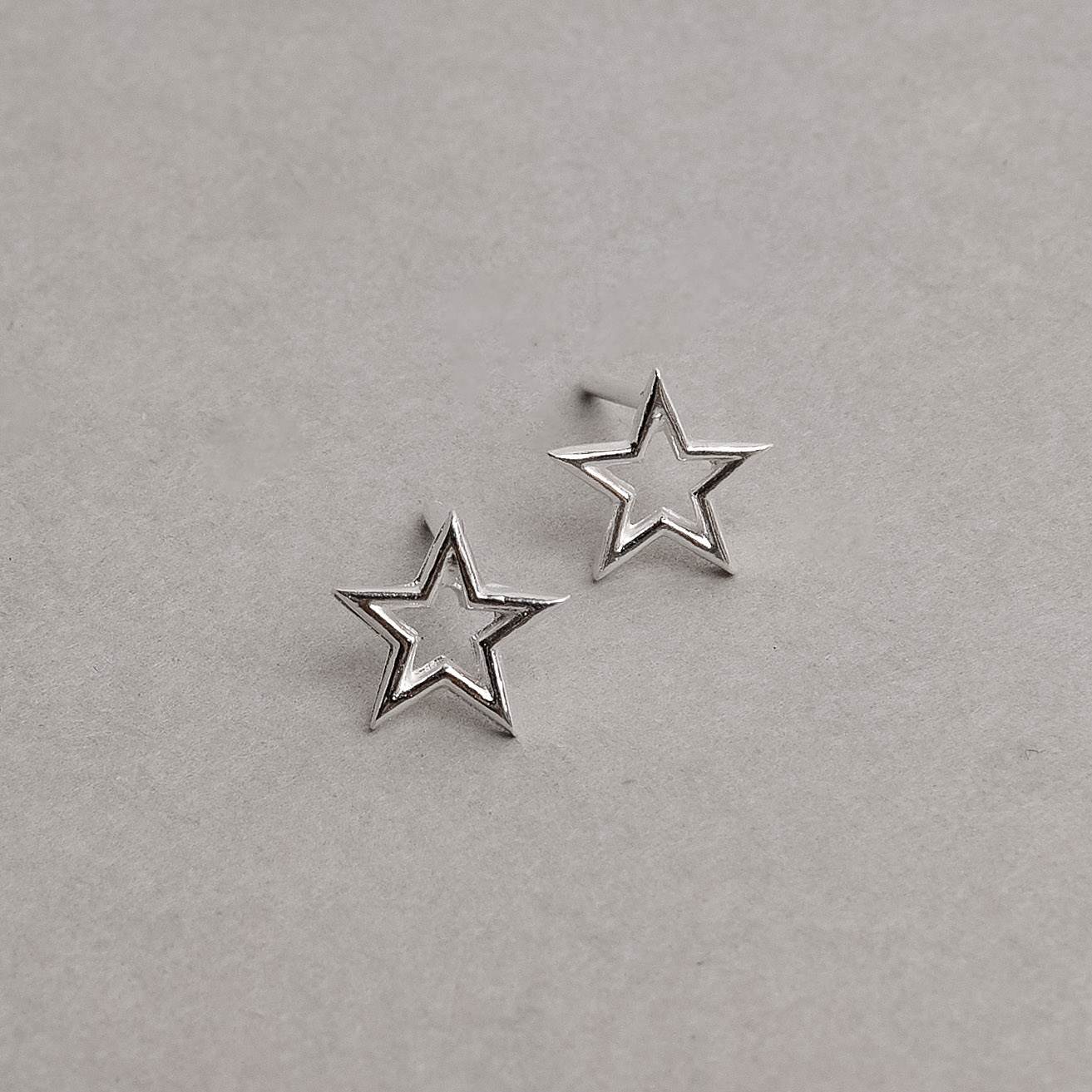 Brinco estrela lisa vazada 7mm