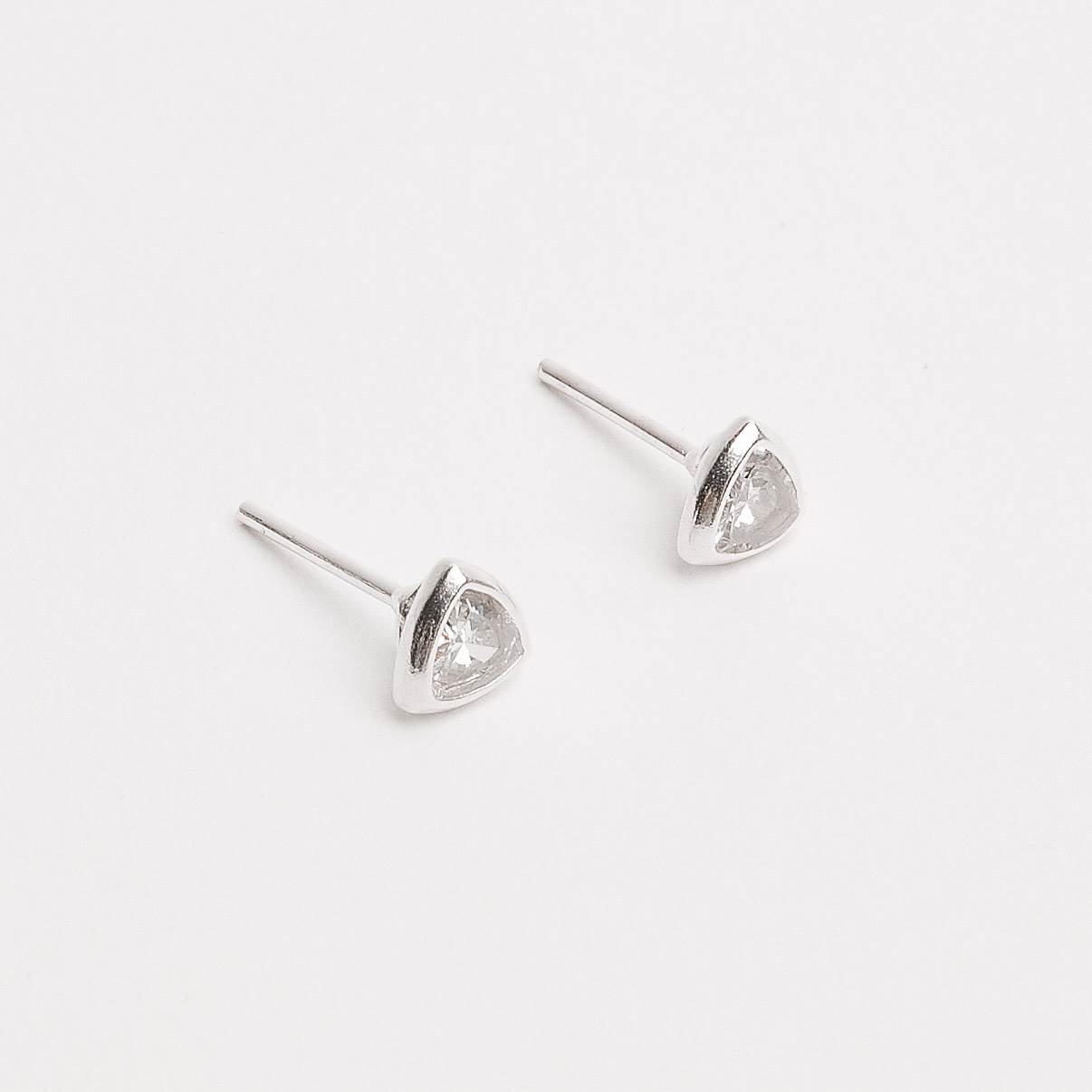Brinco zircônia triângulo 5mm