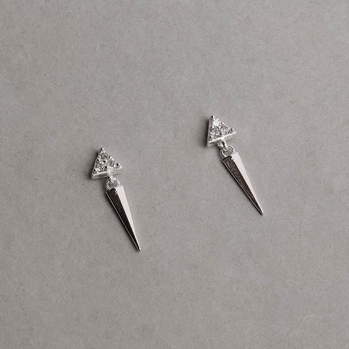 Brinco triângulo cravejado 3mm pingente triângulo isósceles 9mm