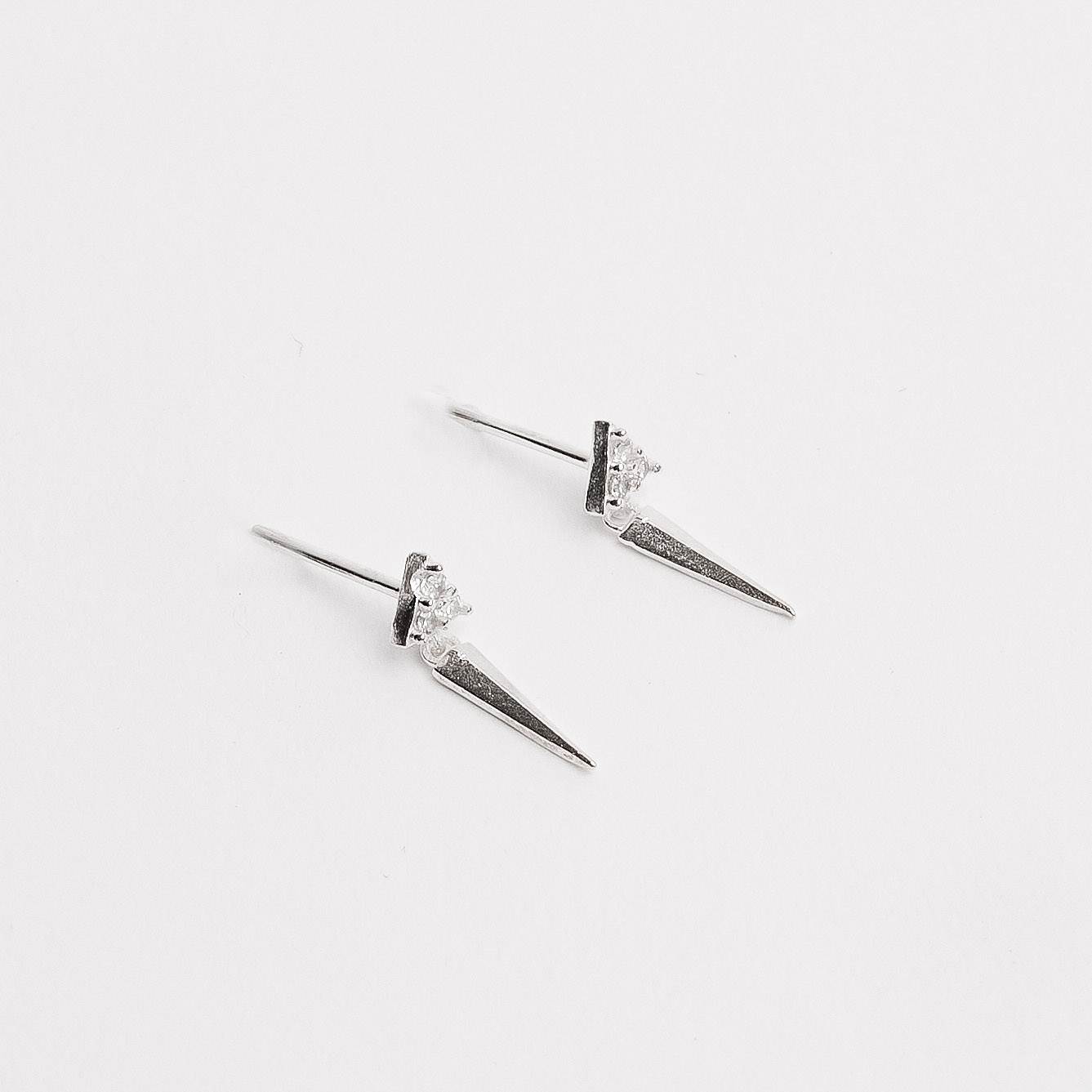 Brinco triângulo cravejado 3mm pingente triângulo isósceles 9mm