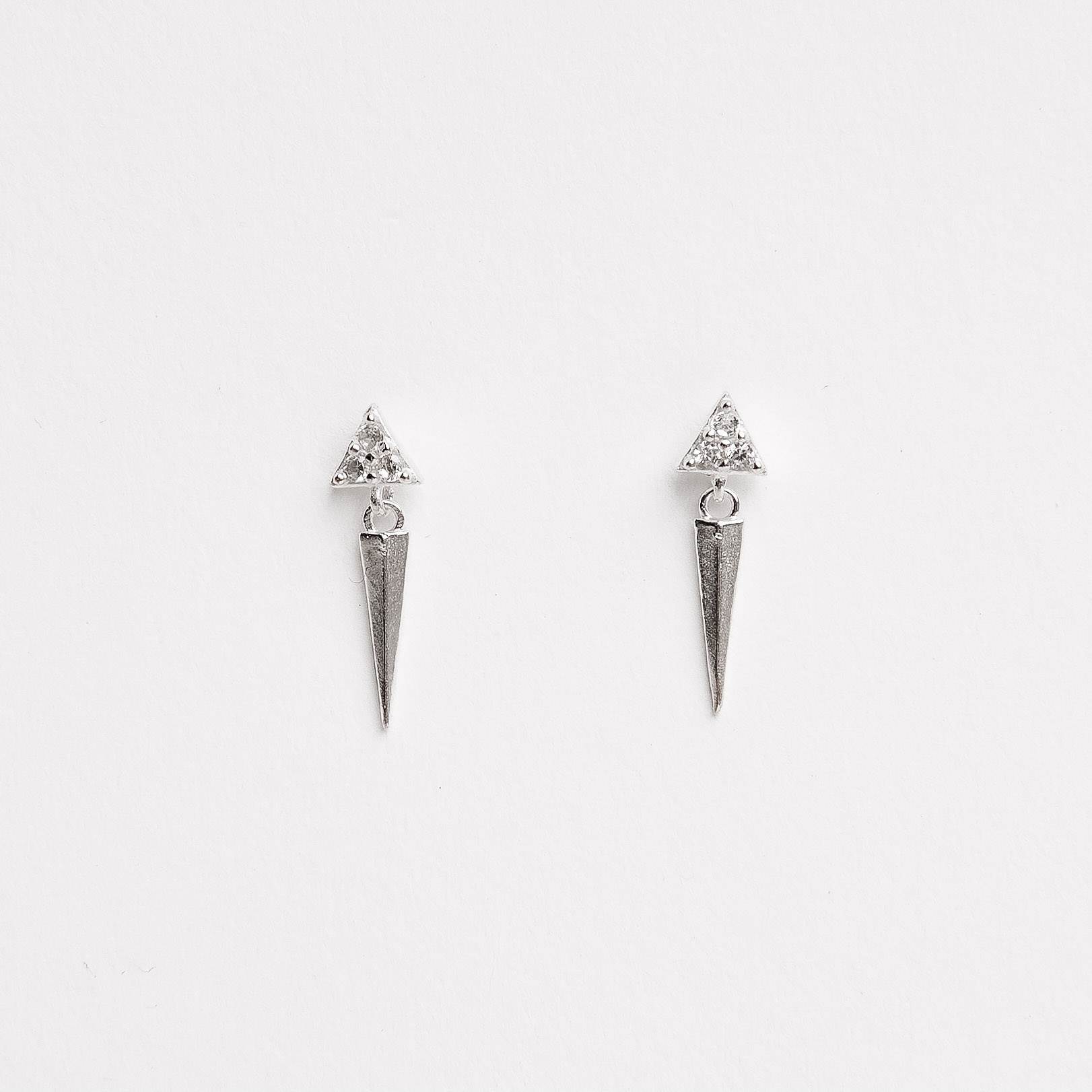 Brinco triângulo cravejado 3mm pingente triângulo isósceles 9mm