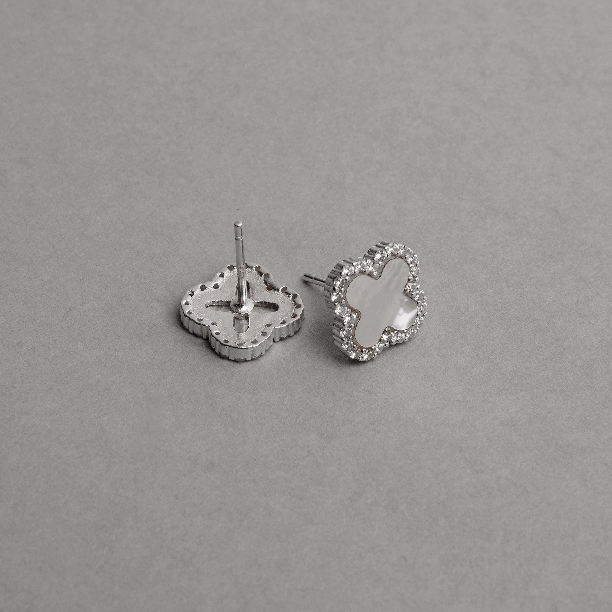 Imagem Secundária Brinco trevo madrepérola com cravejado 12mm