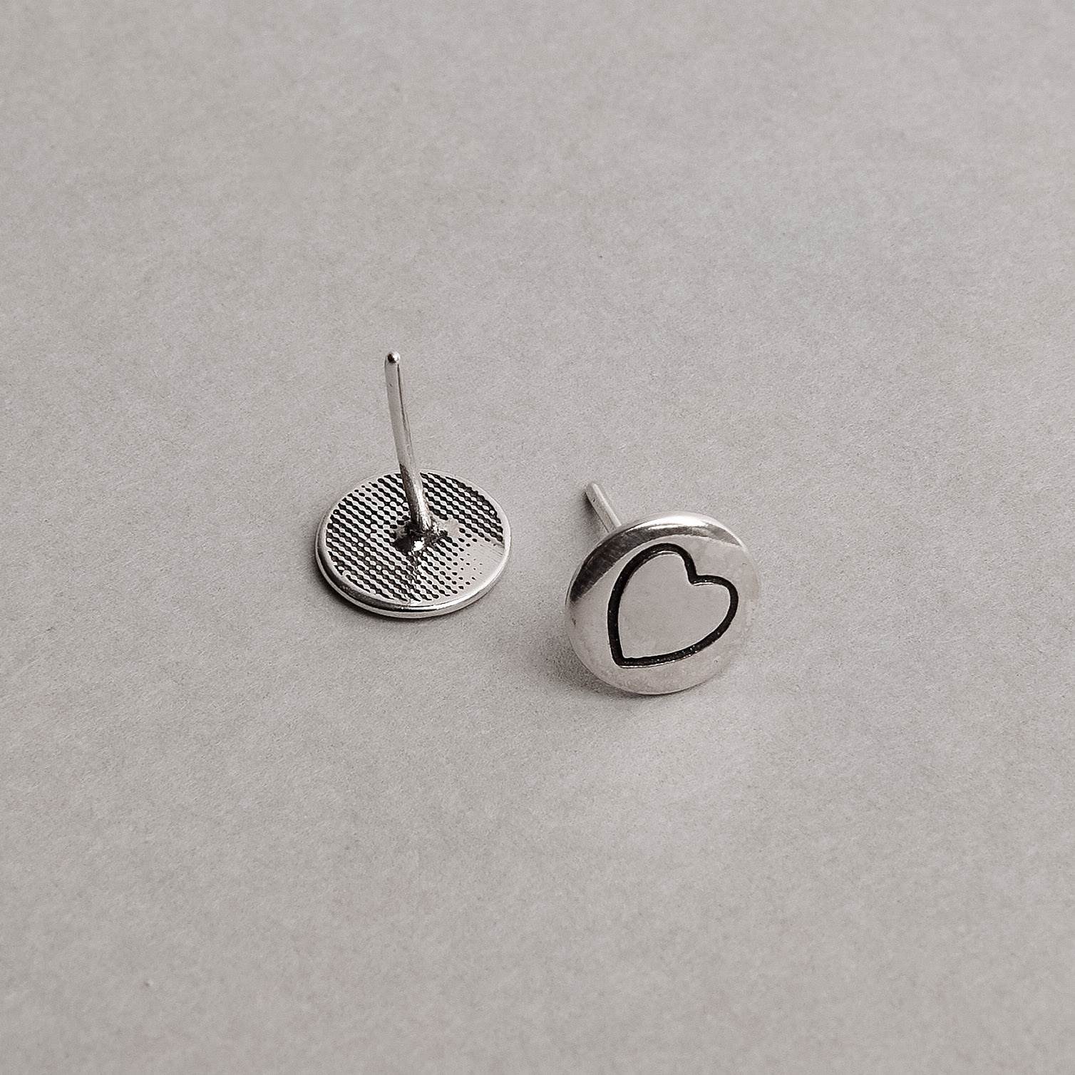 Brinco medalha coração 8mm envelhecido