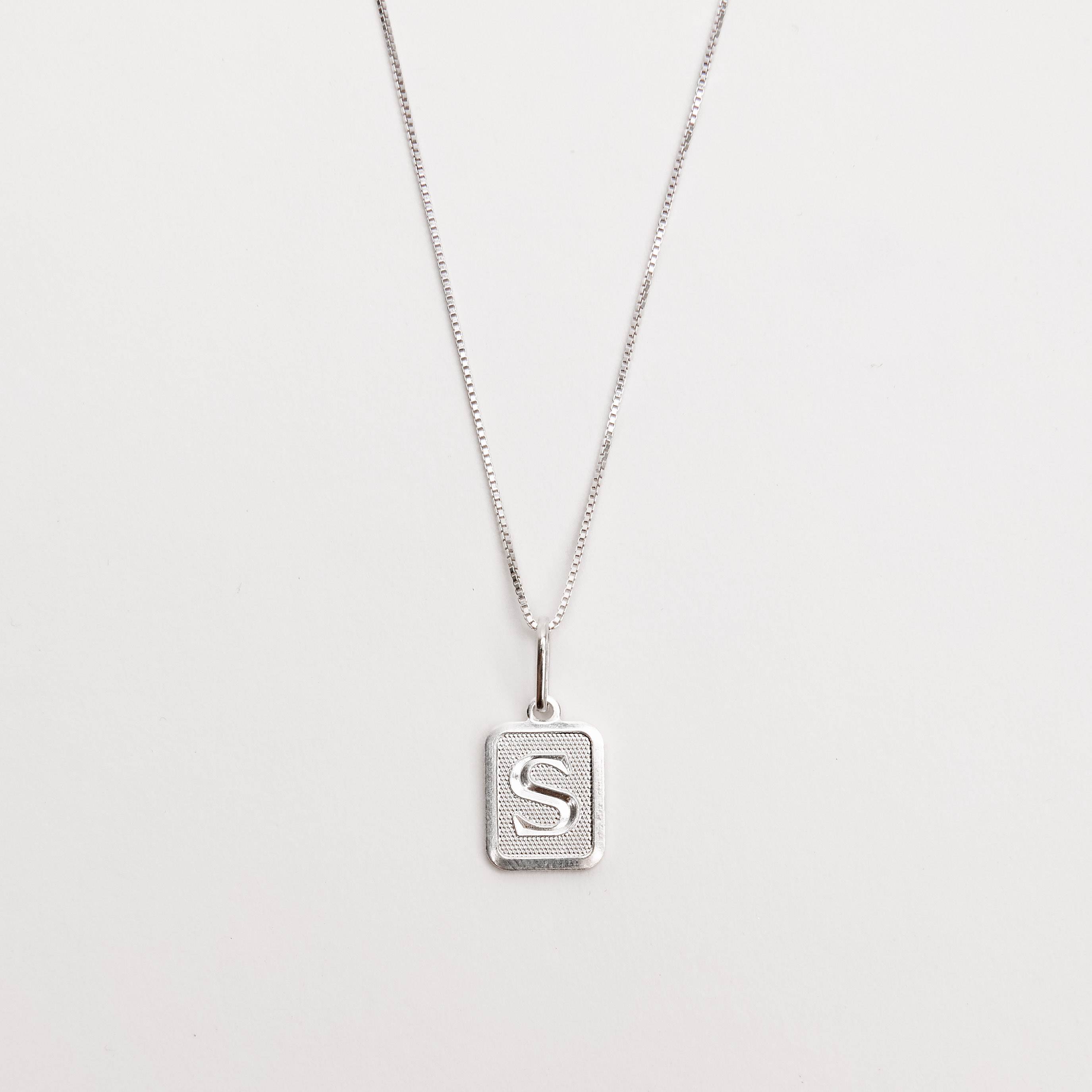 Imagem Colar pingente placa letra S 12mm 45cm