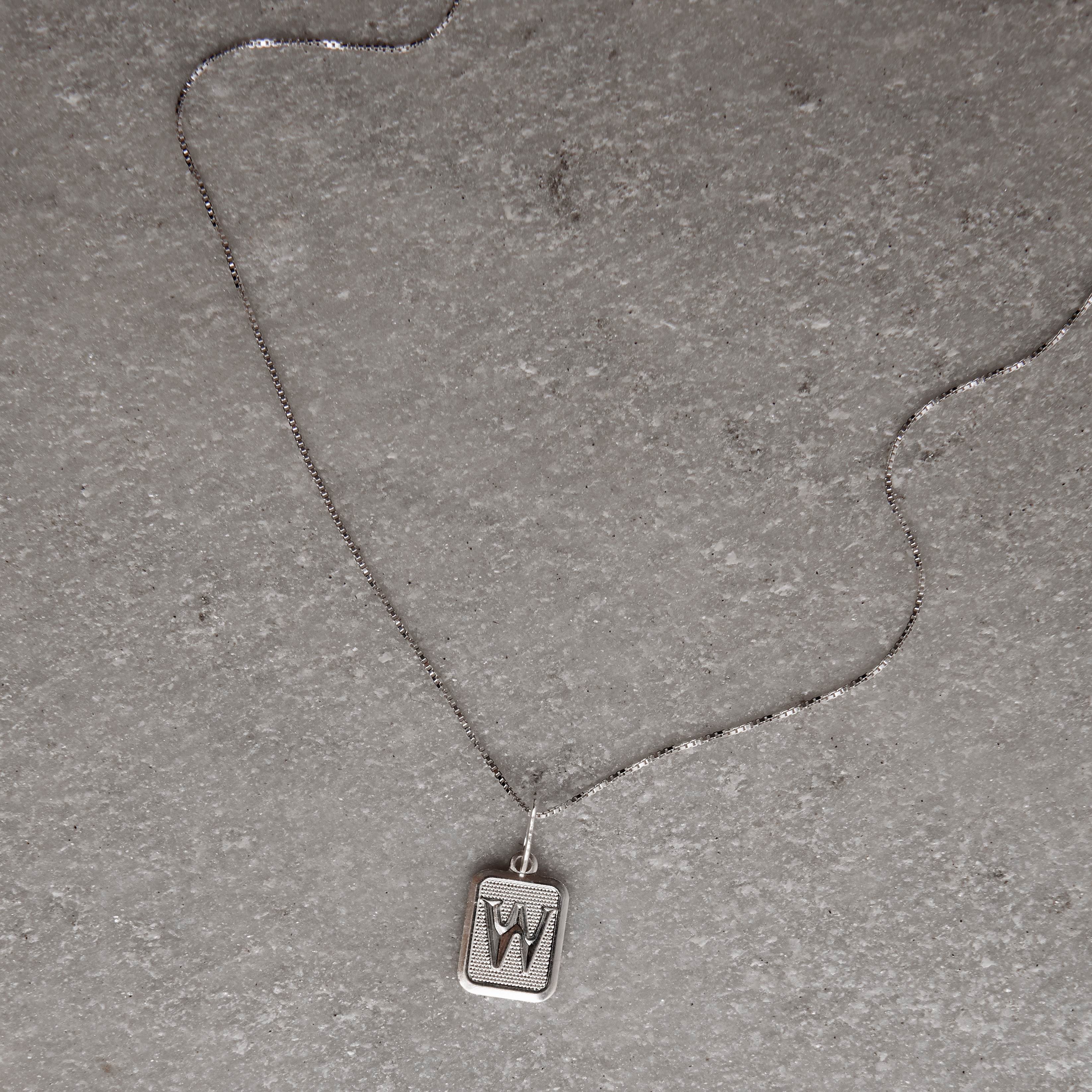 Colar pingente placa letra W 12mm 45cm
