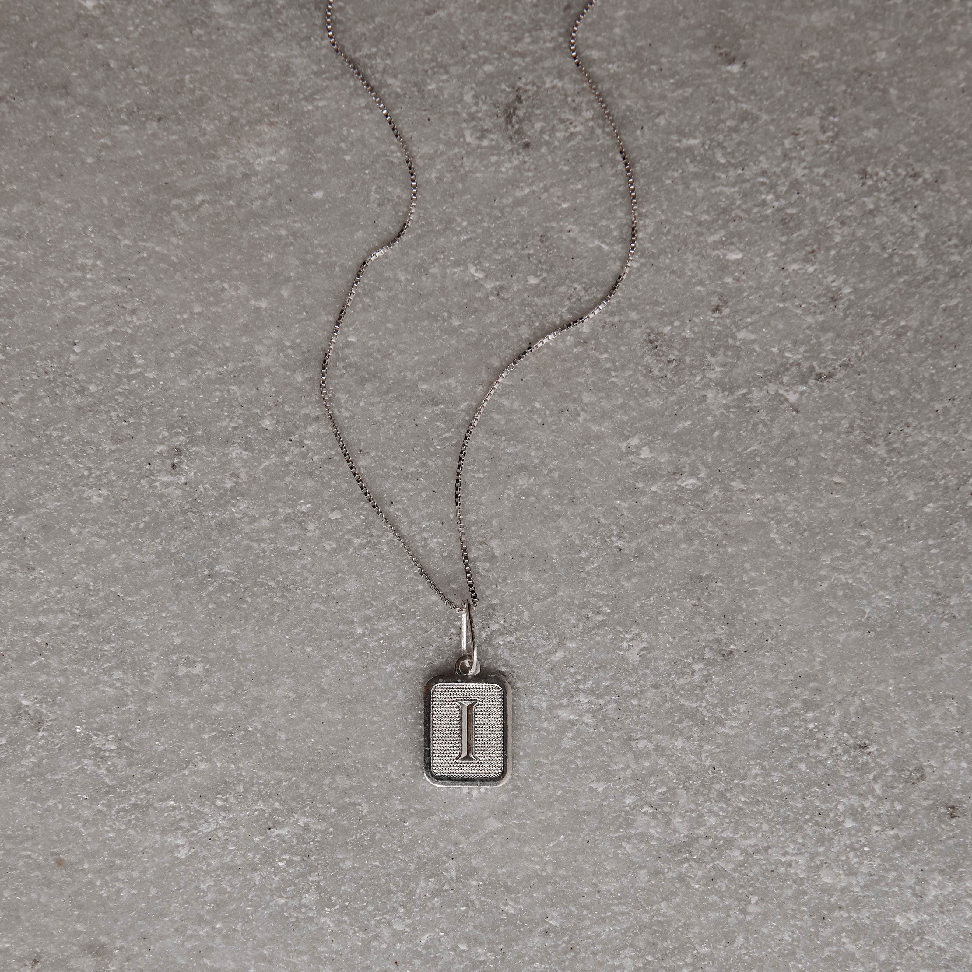 Colar pingente placa letra I 12mm 45cm