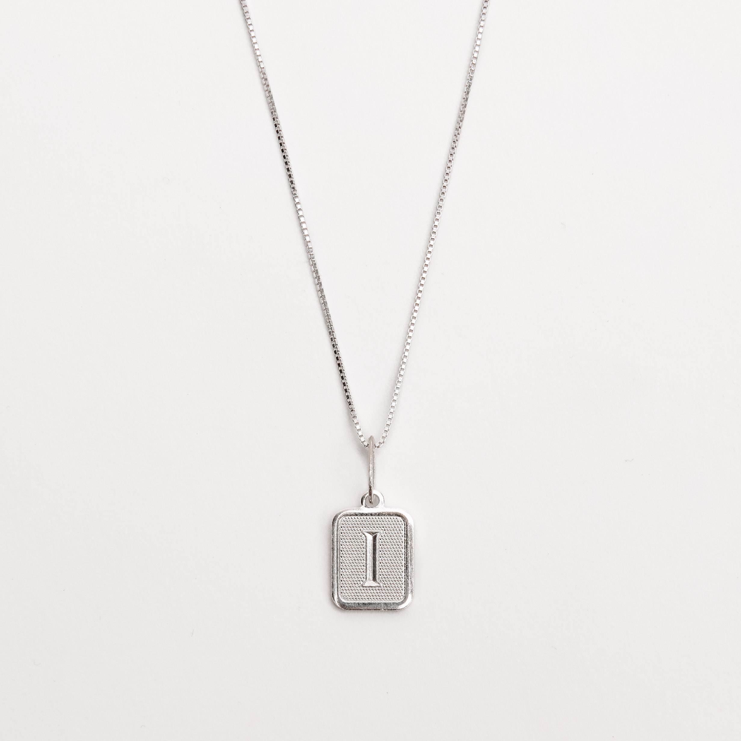 Colar pingente placa letra I 12mm 45cm