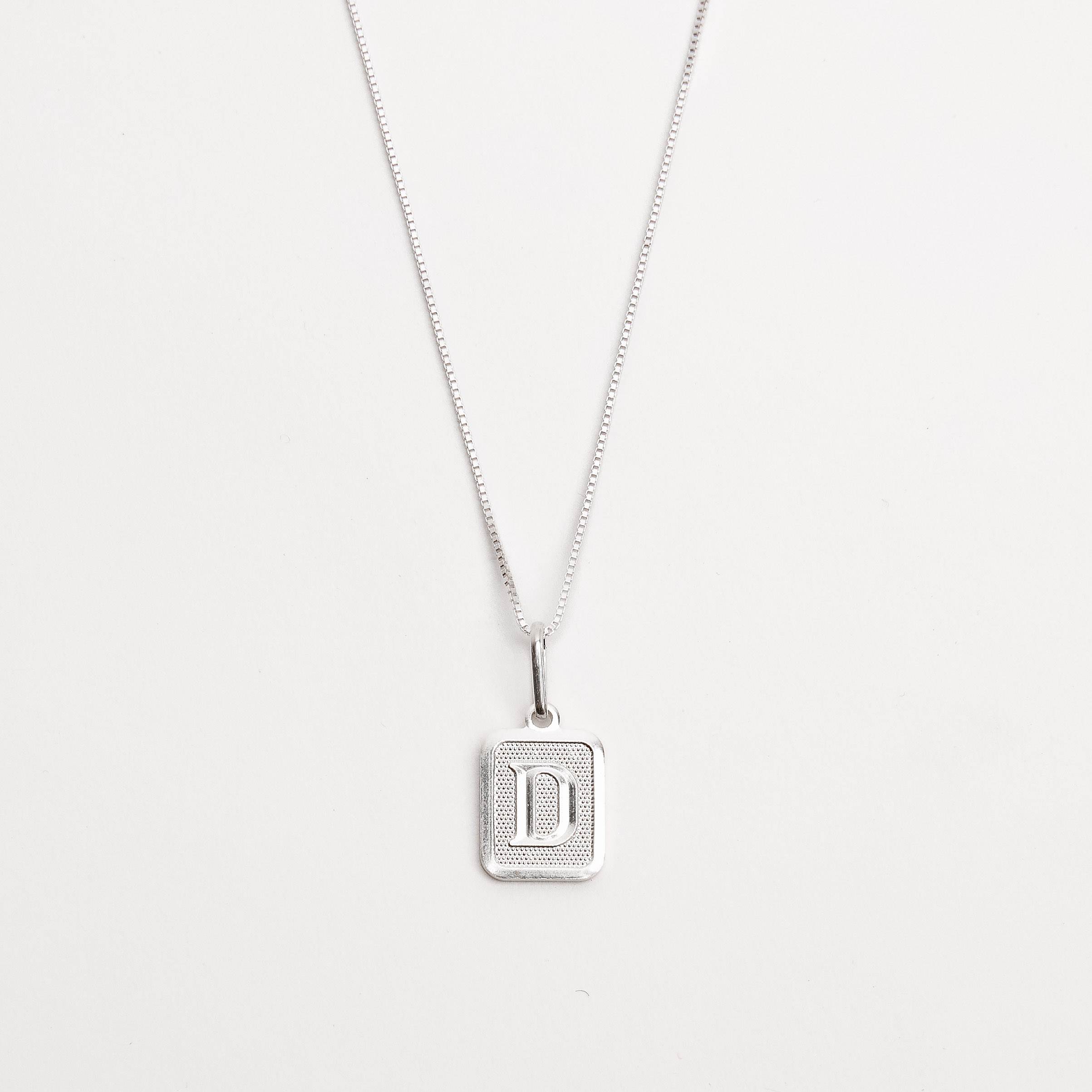Imagem Colar pingente placa letra D 12mm 45cm