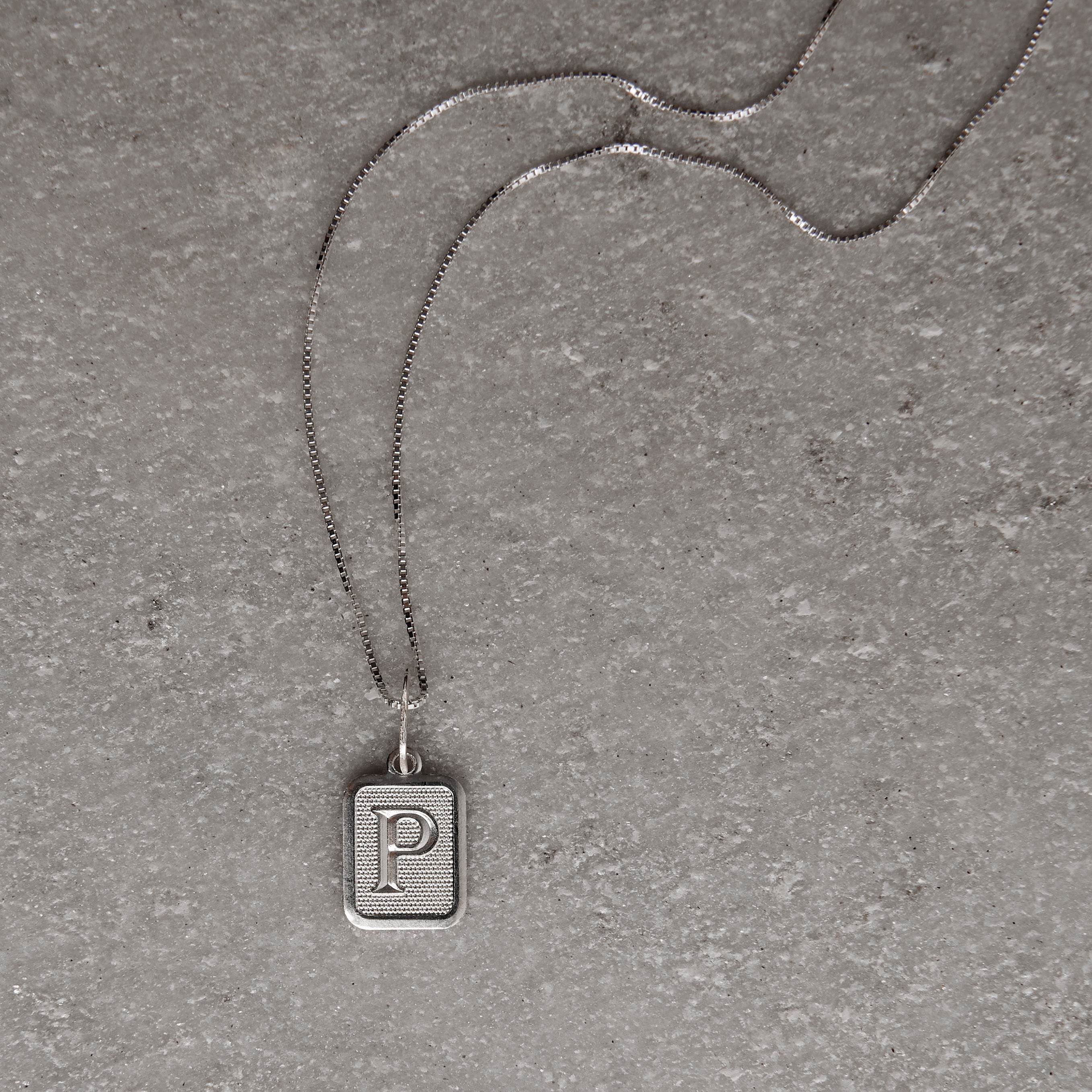 Colar pingente placa letra P 12mm 45cm