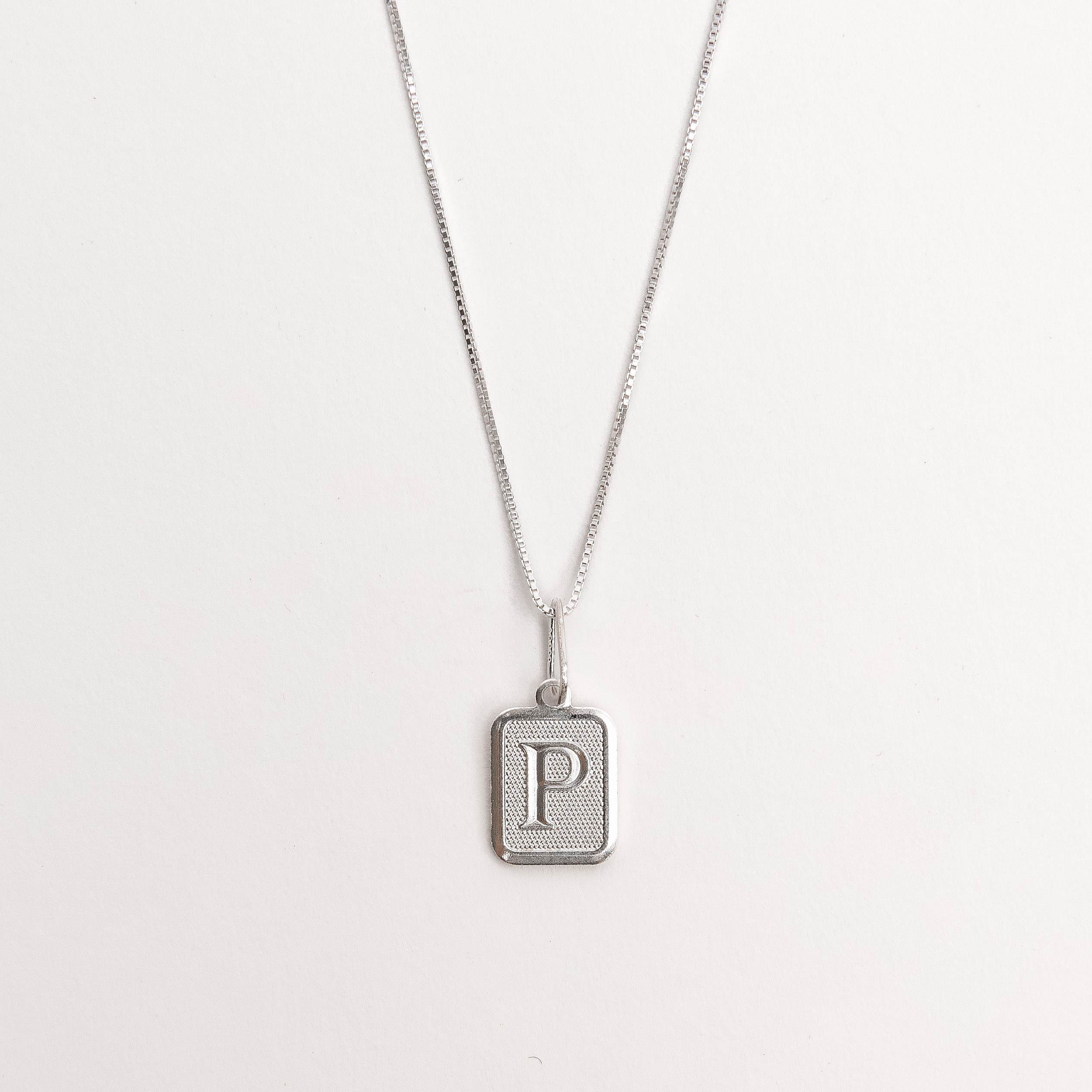 Colar pingente placa letra P 12mm 45cm