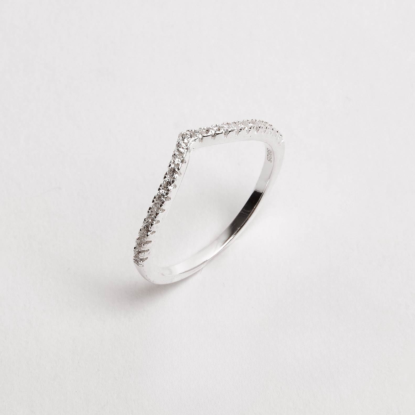 Anel V cravejado 1mm