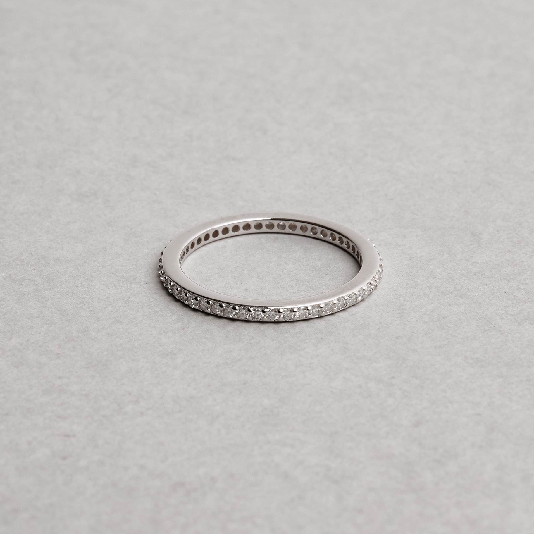 Anel aliança cravejada com moissanites 1.2mm ródio