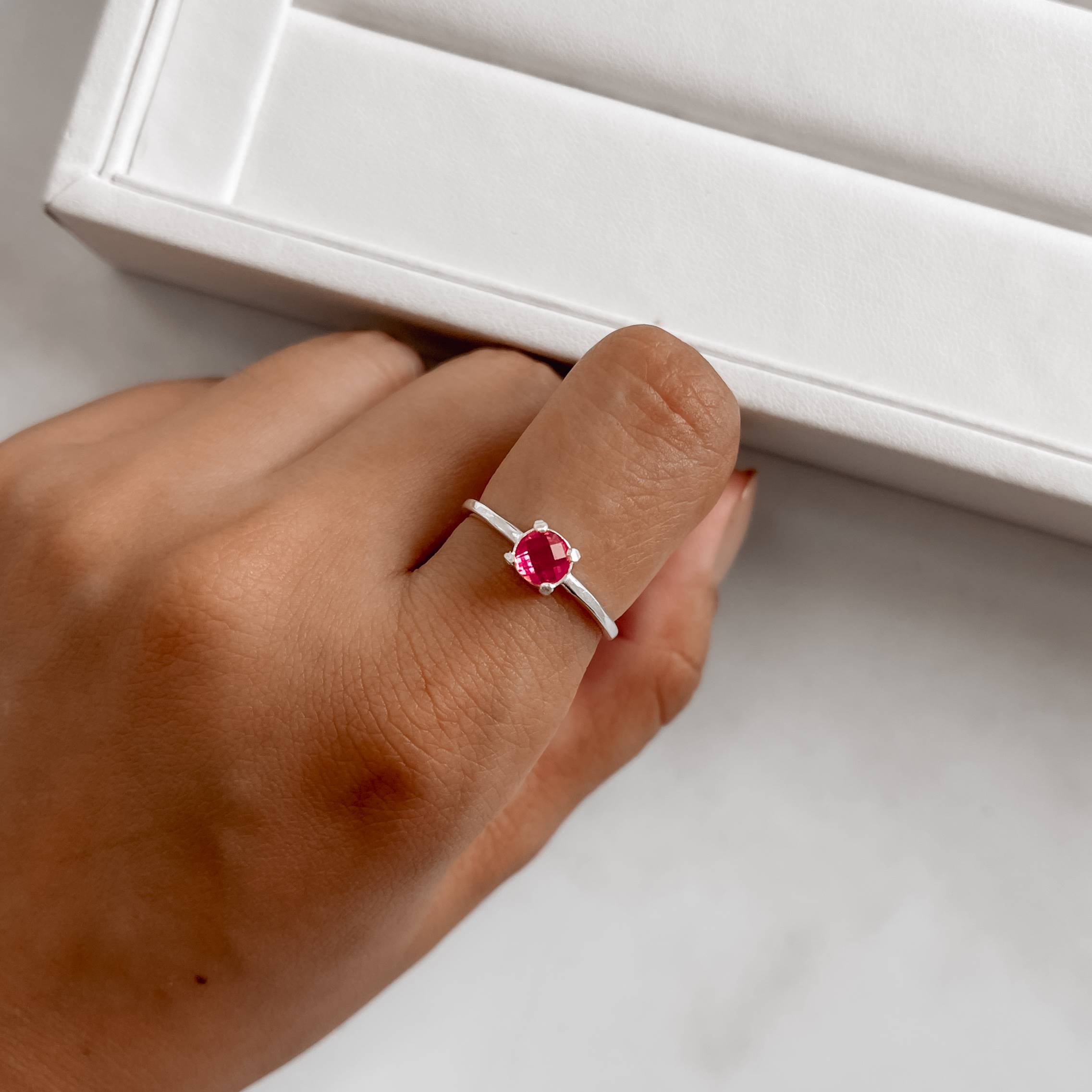 Imagem Secundária Anel solitário zircônia facetada rosa 5mm