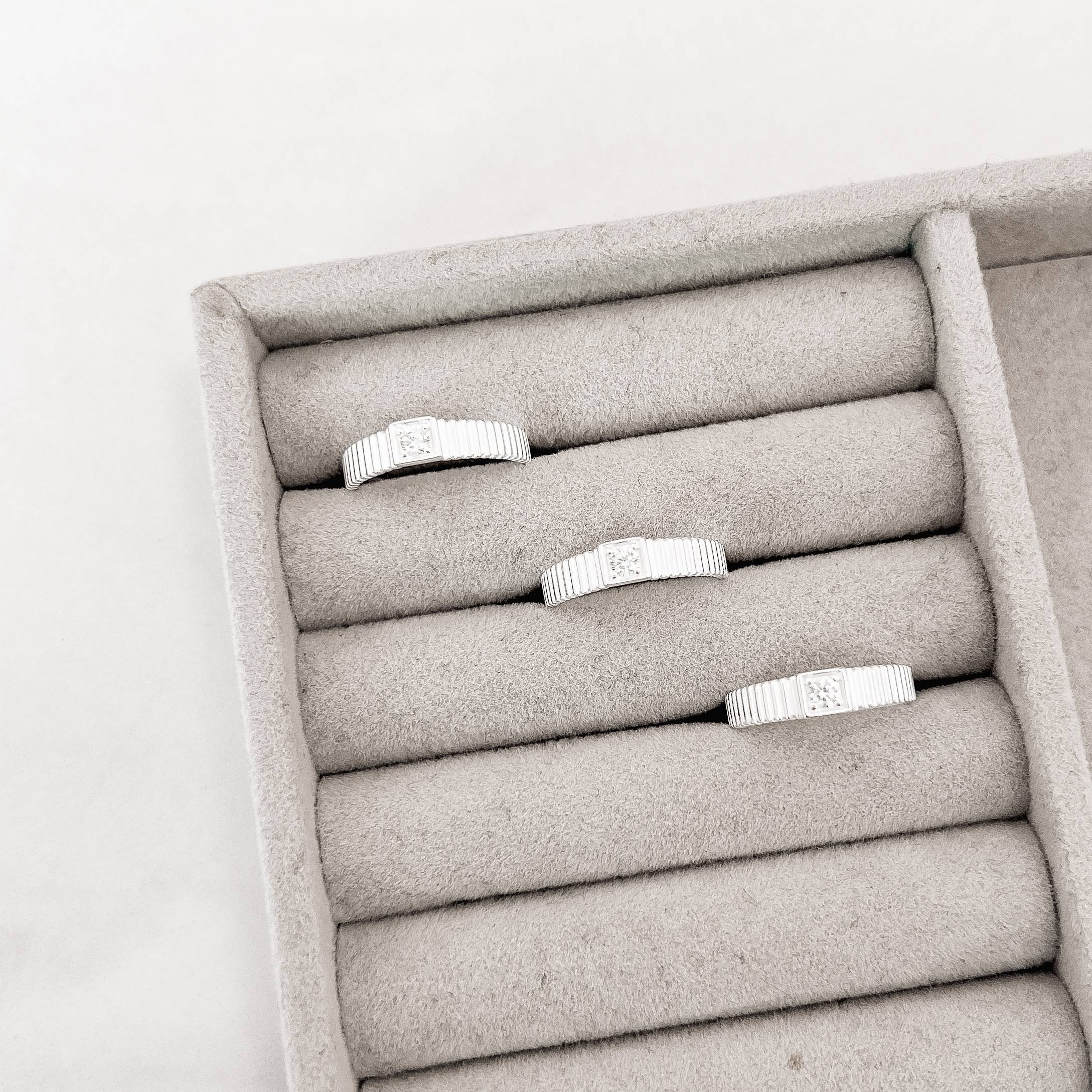 Imagem Secundária Anel riscado com detalhe zircônia