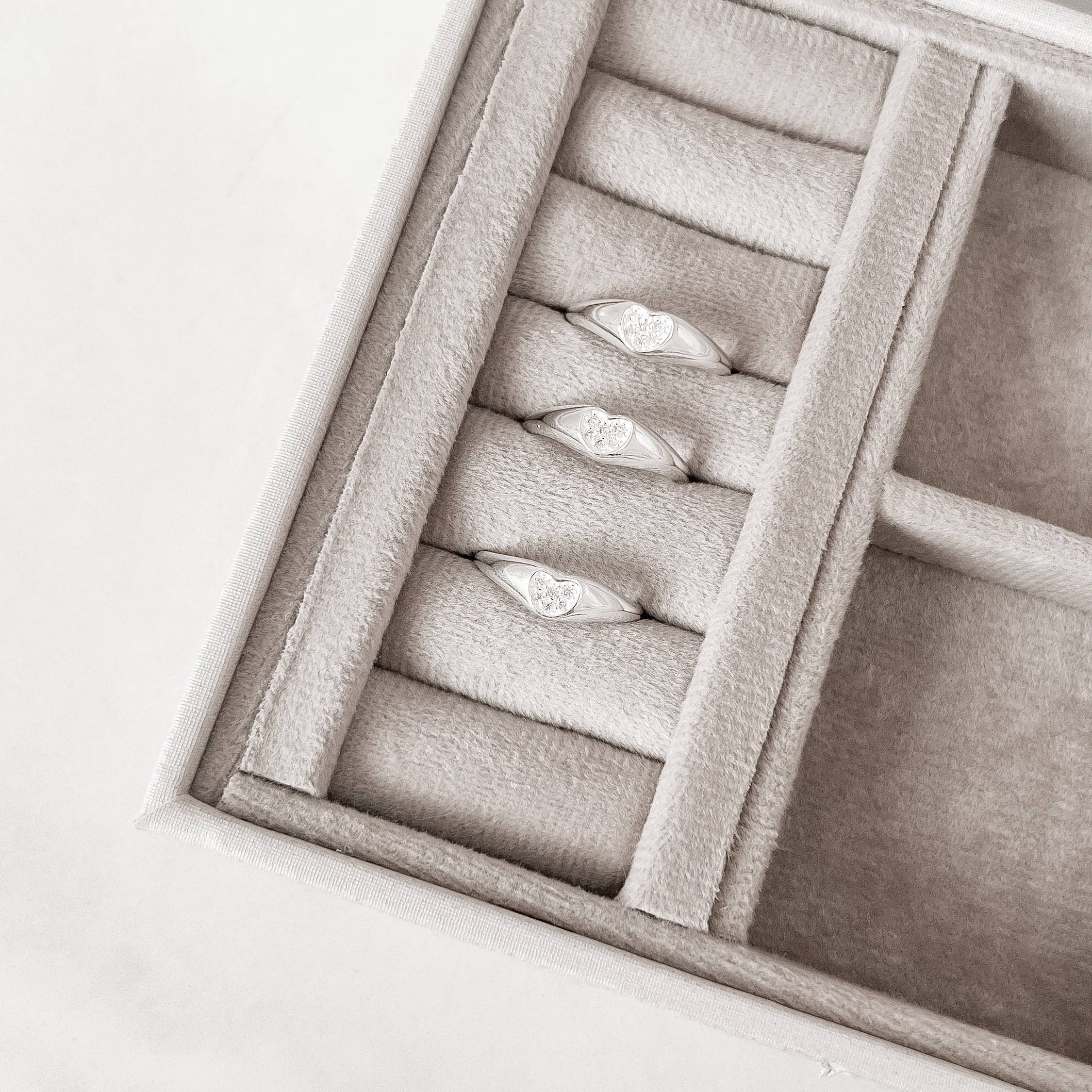 Anel largo com coração cravejado