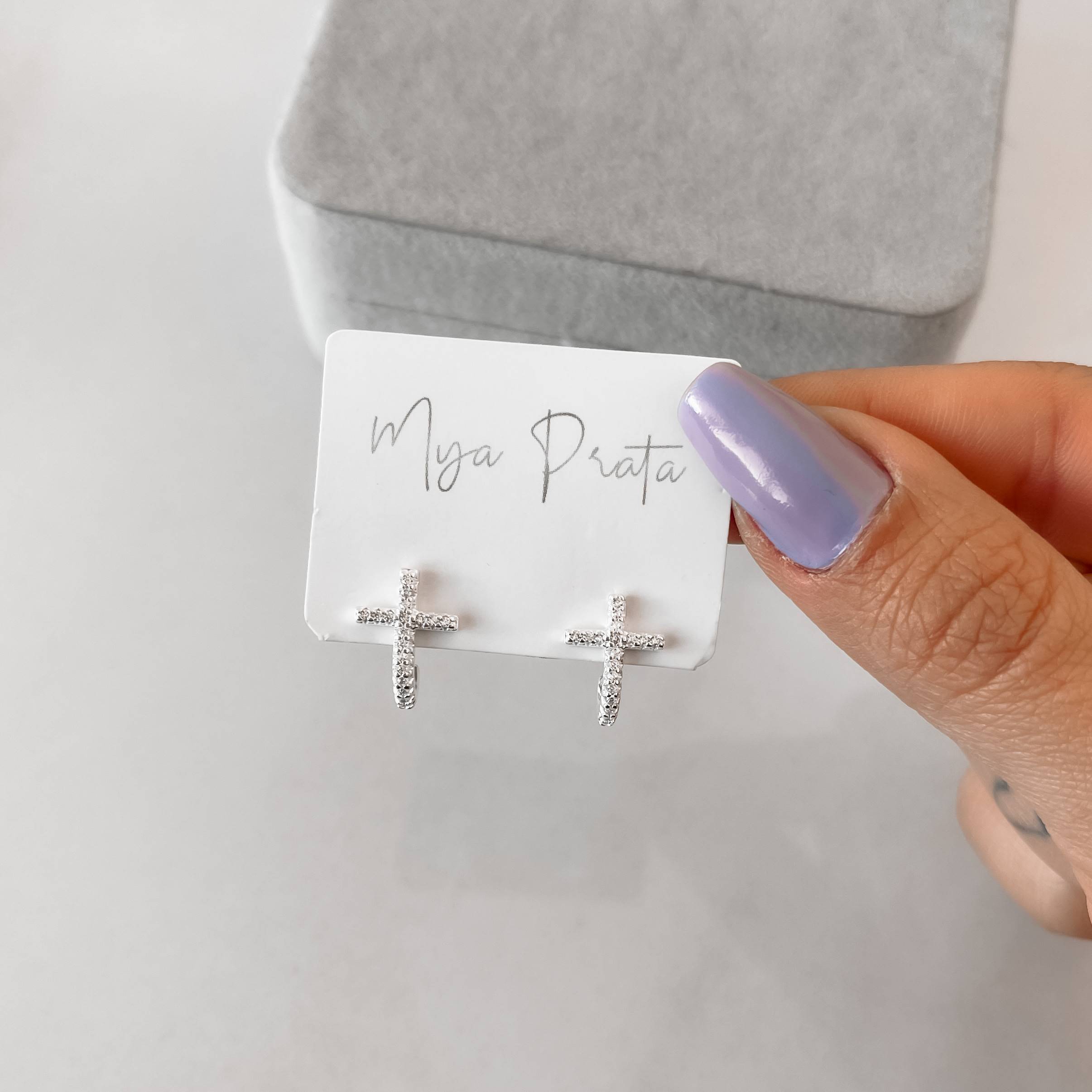 Brinco volta cruz cravejada 14mm