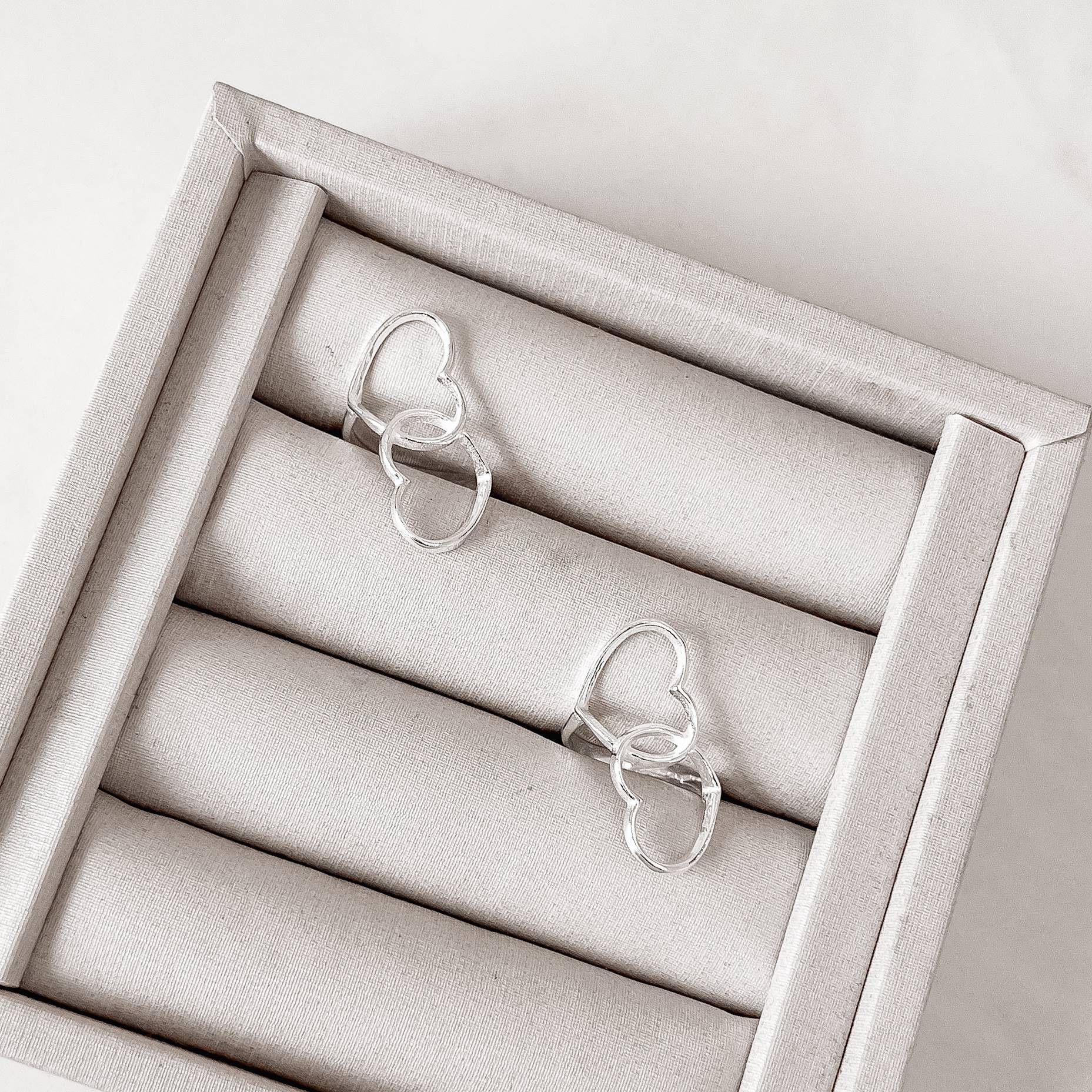 Imagem Secundária Anel 2 corações vazados