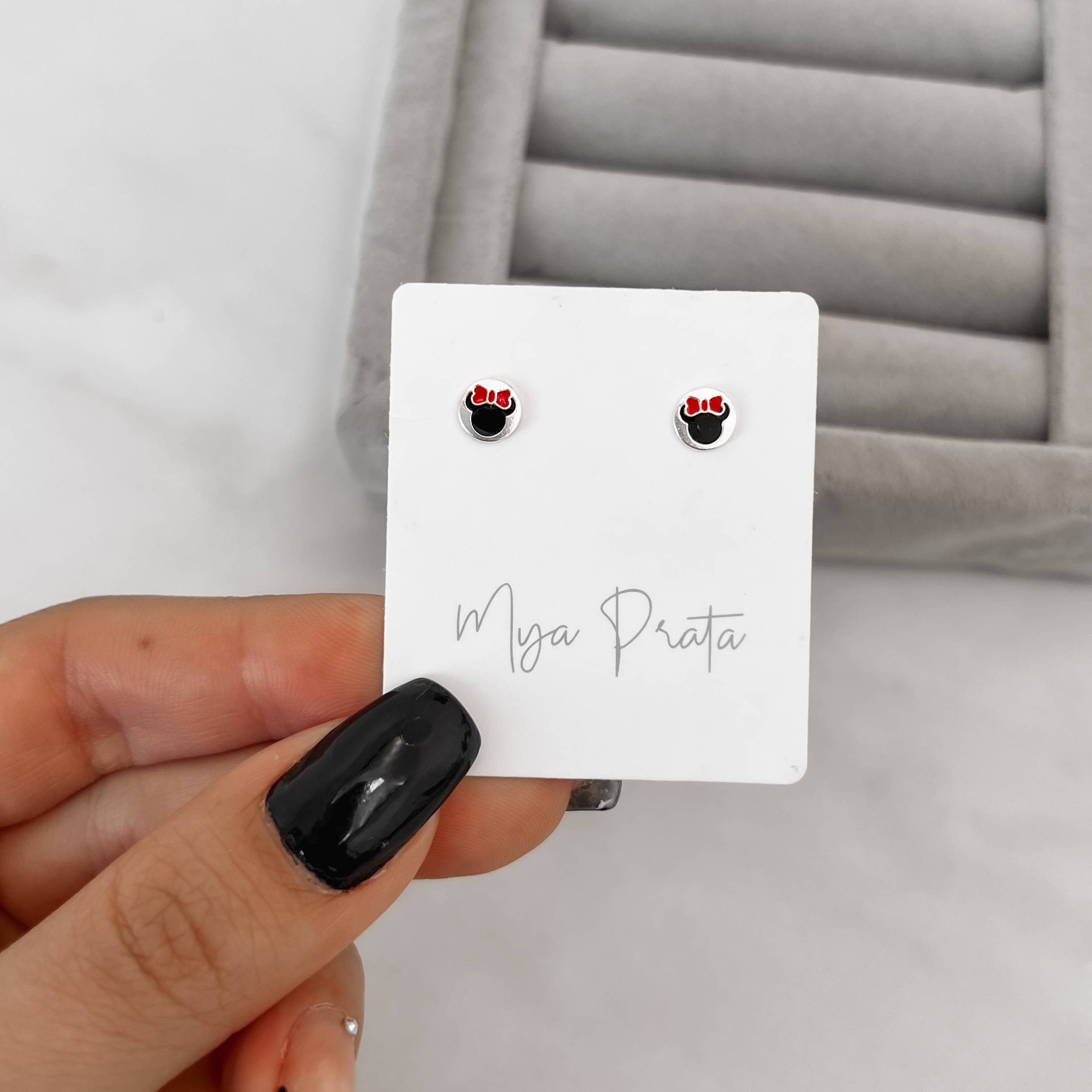 Brinco medalha minnie resina 6mm tarraxa comum