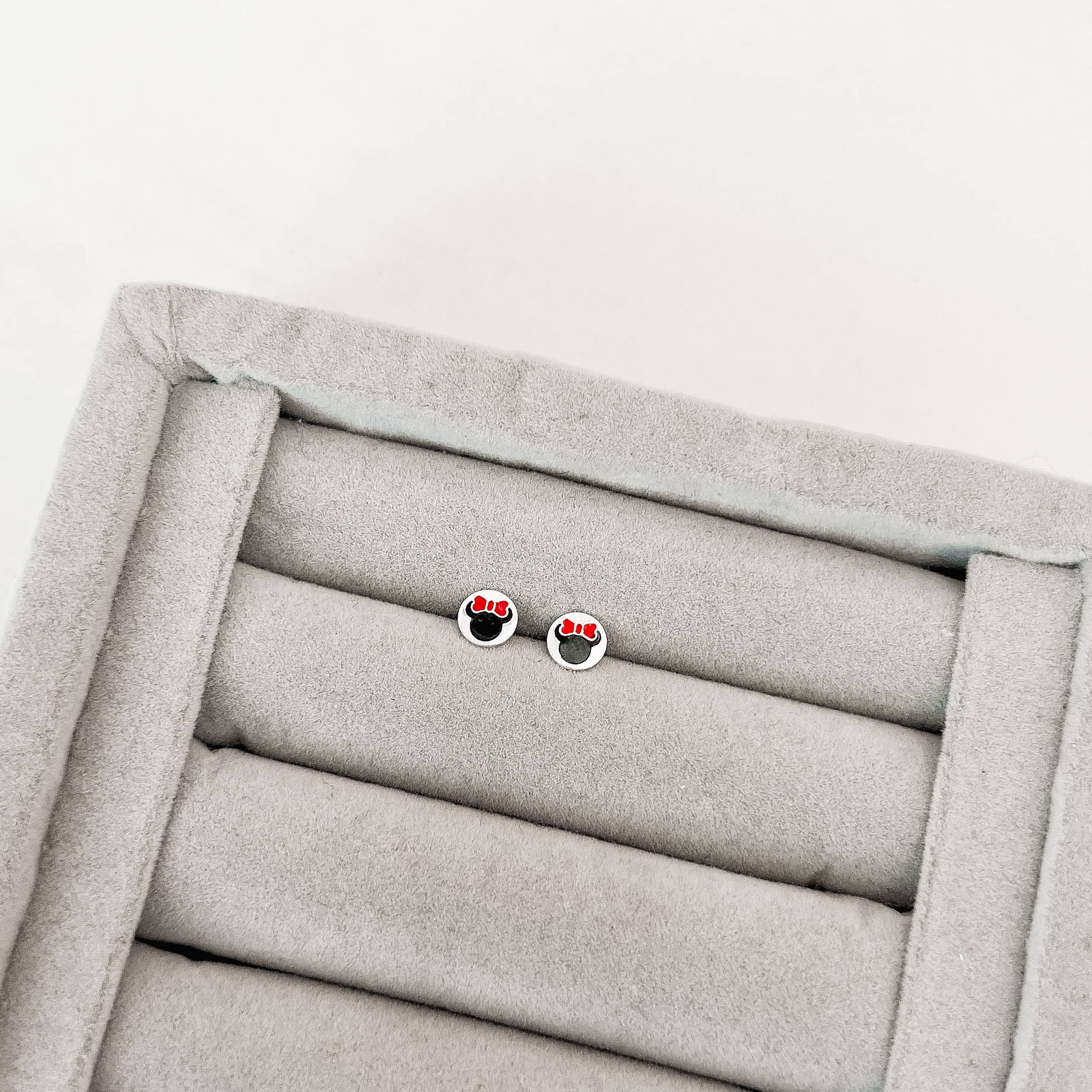 Imagem Secundária Brinco medalha minnie resina 6mm tarraxa comum