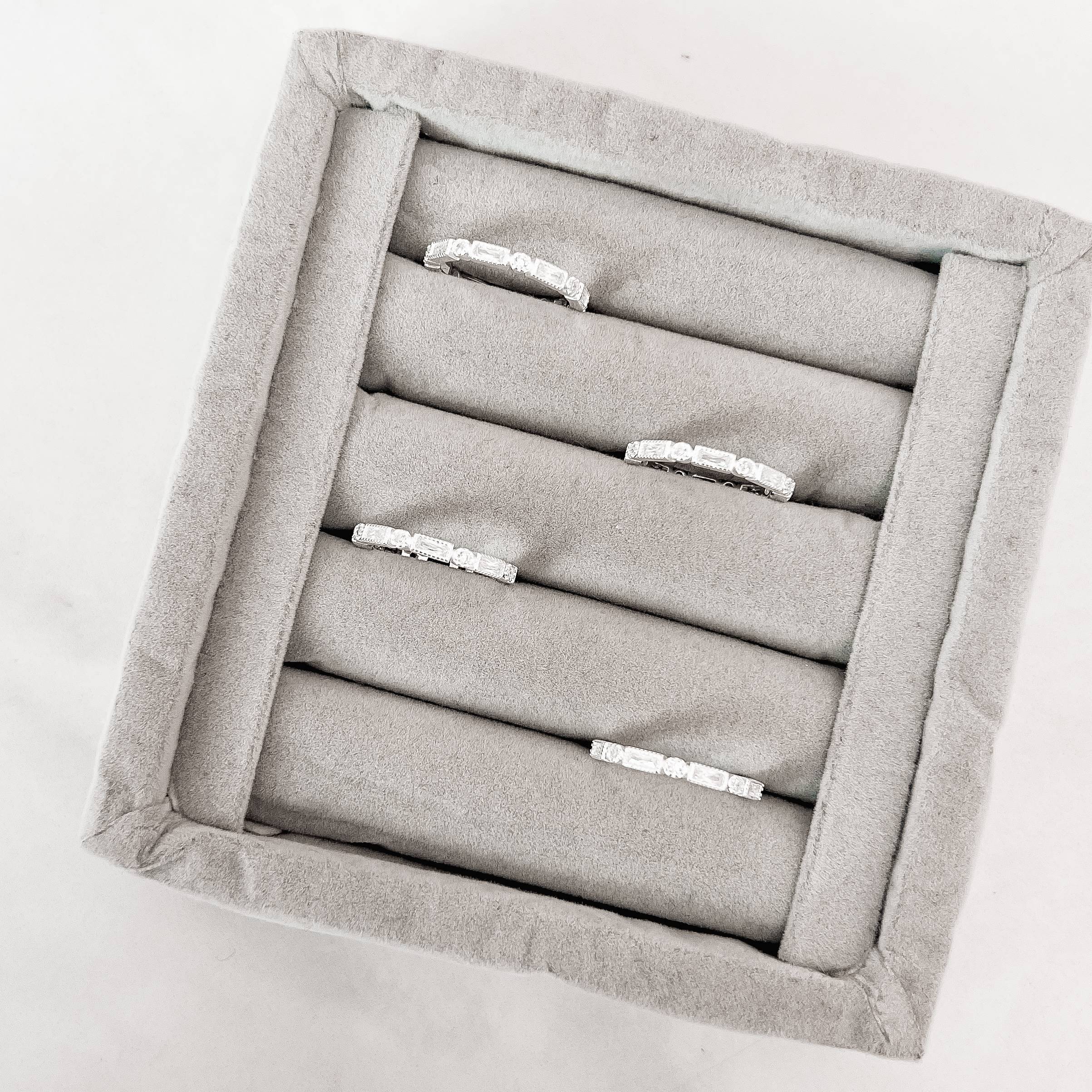 Anel zircônias retangular e redonda