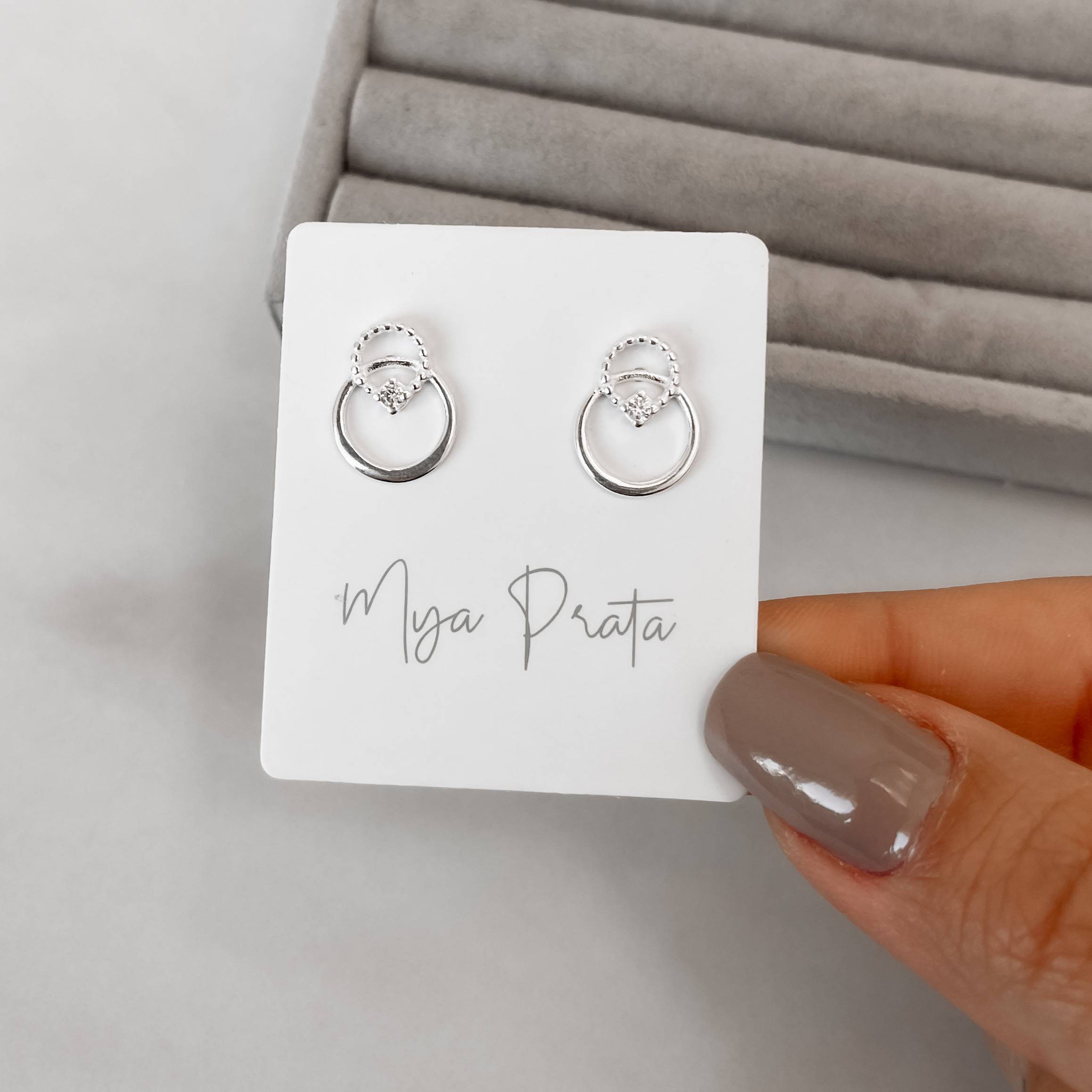 Brinco círculos vazados detalhe bolinhas e zircônia 14mm