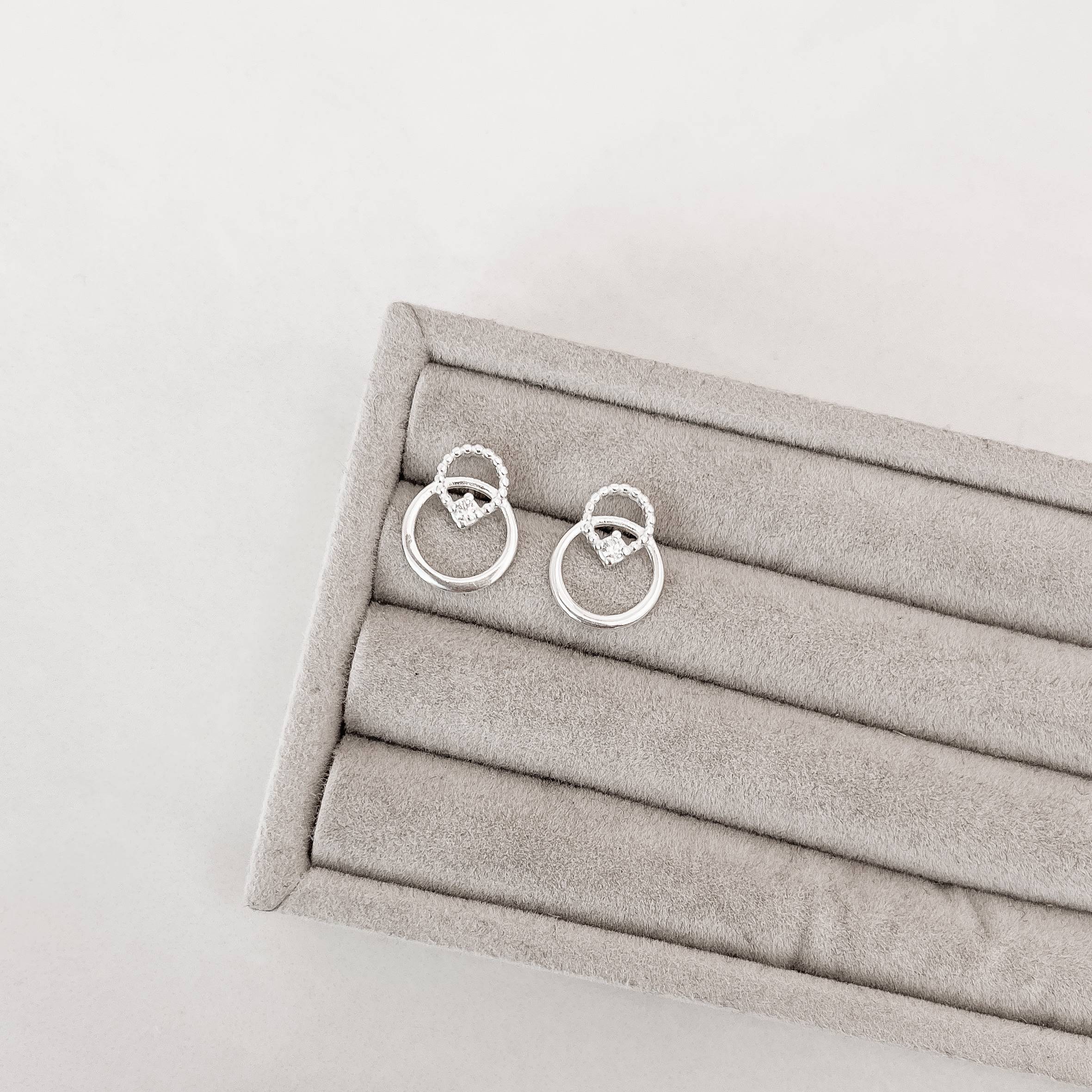 Imagem Secundária Brinco círculos vazados detalhe bolinhas e zircônia 14mm