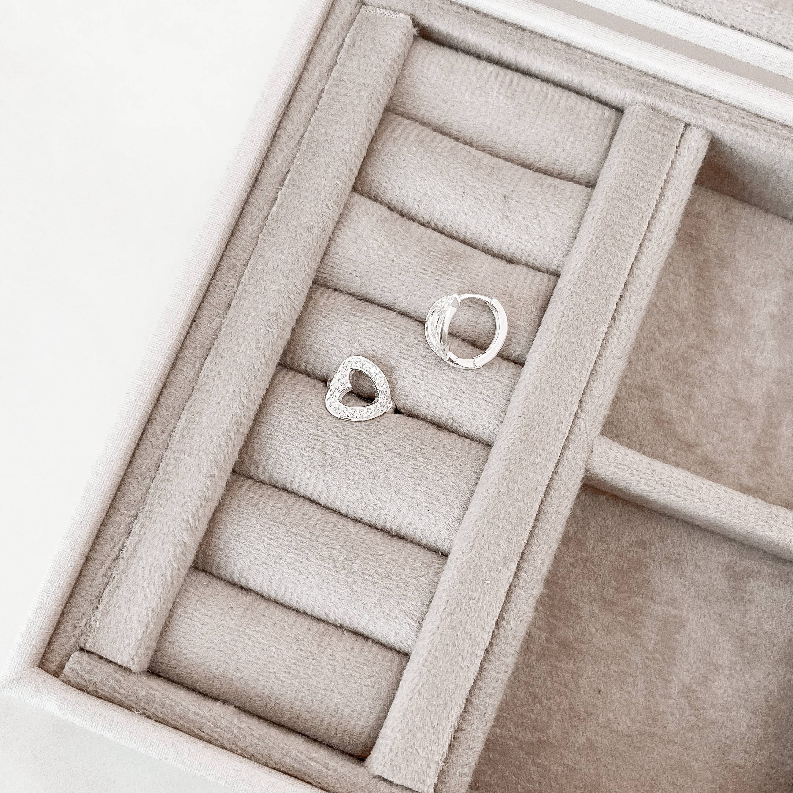 Imagem Secundária Argola click 11mm detalhe coração vazado cravejado