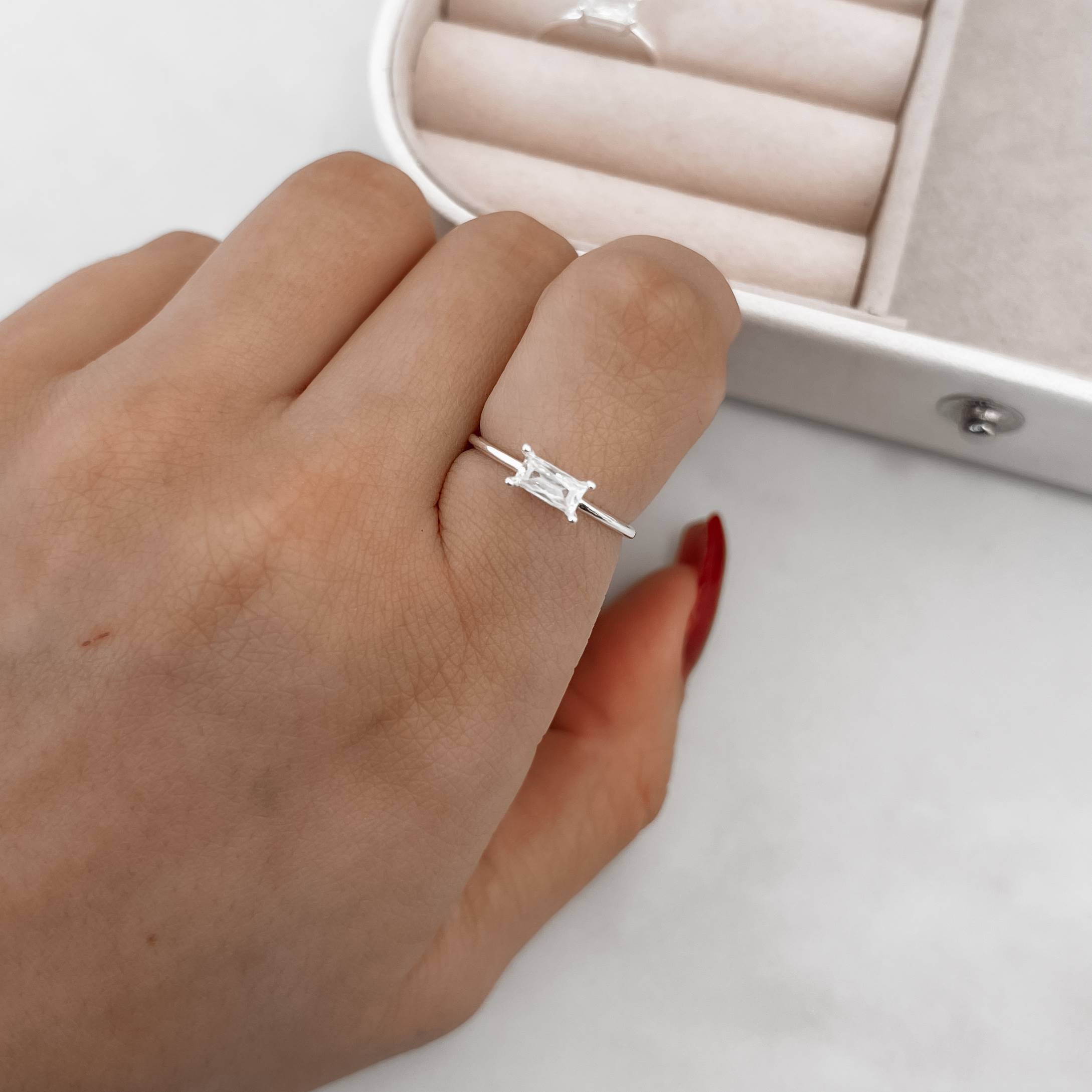 Imagem Secundária Anel solitário zircônia retangular caixa alta