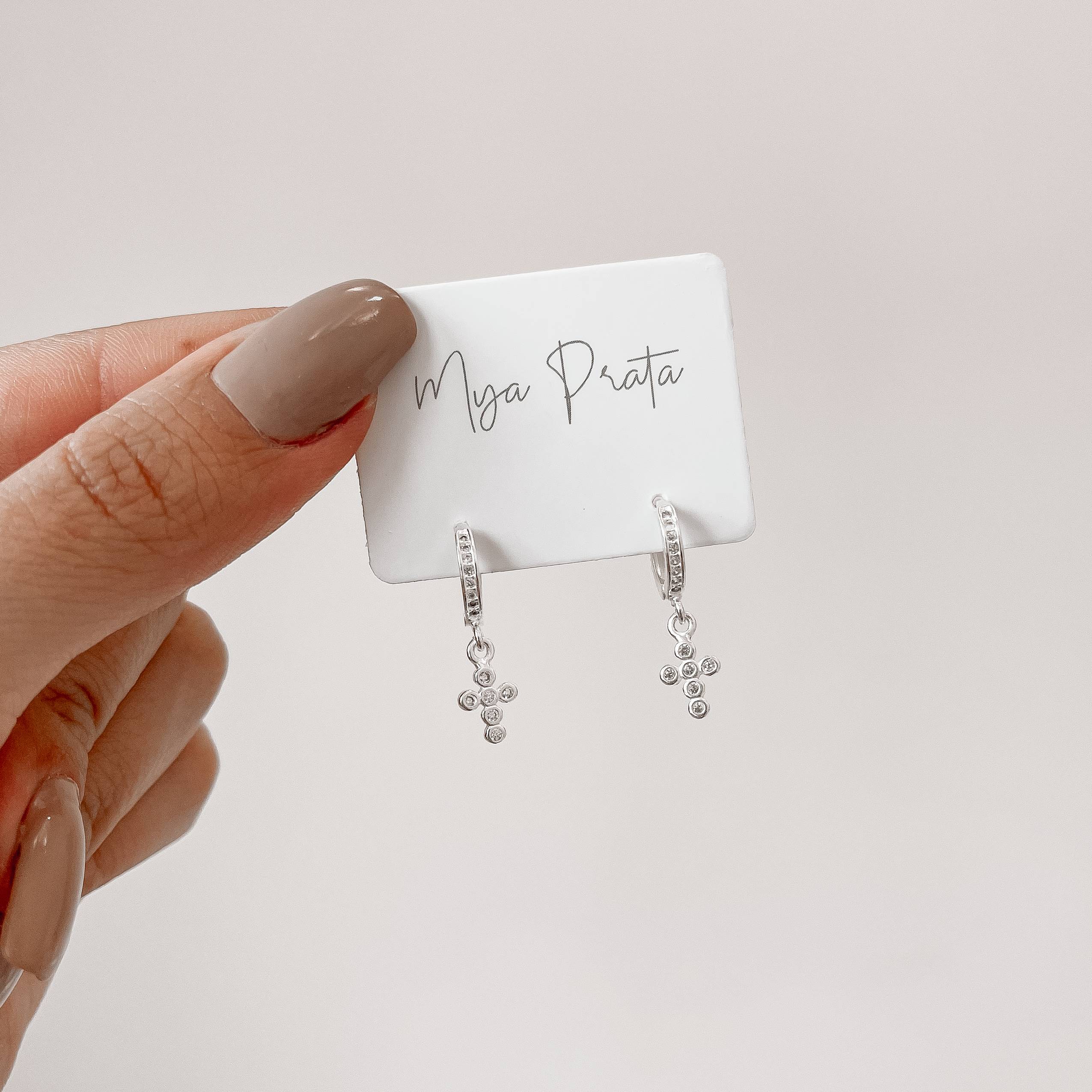 Imagem Secundária Argola click cravejada 10mm pingente cruz cravejada