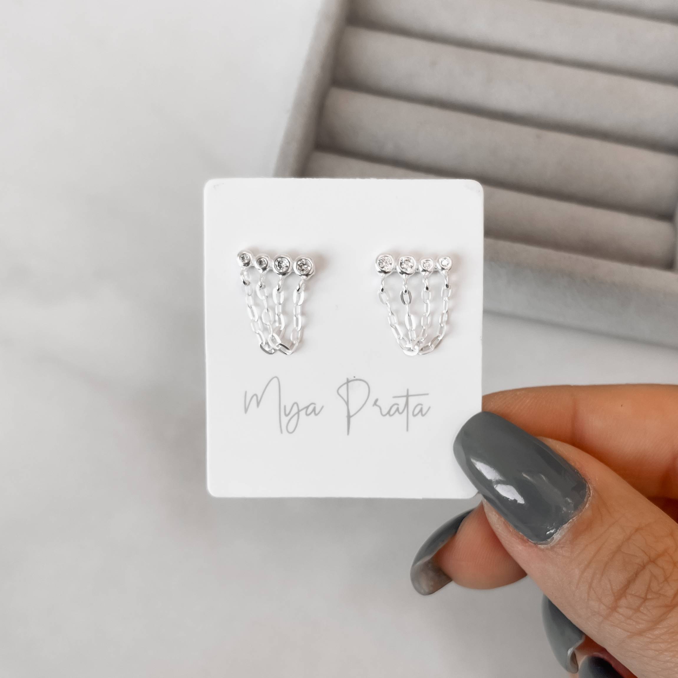 Imagem Secundária Brinco 4 zircônias com corrente 11mm