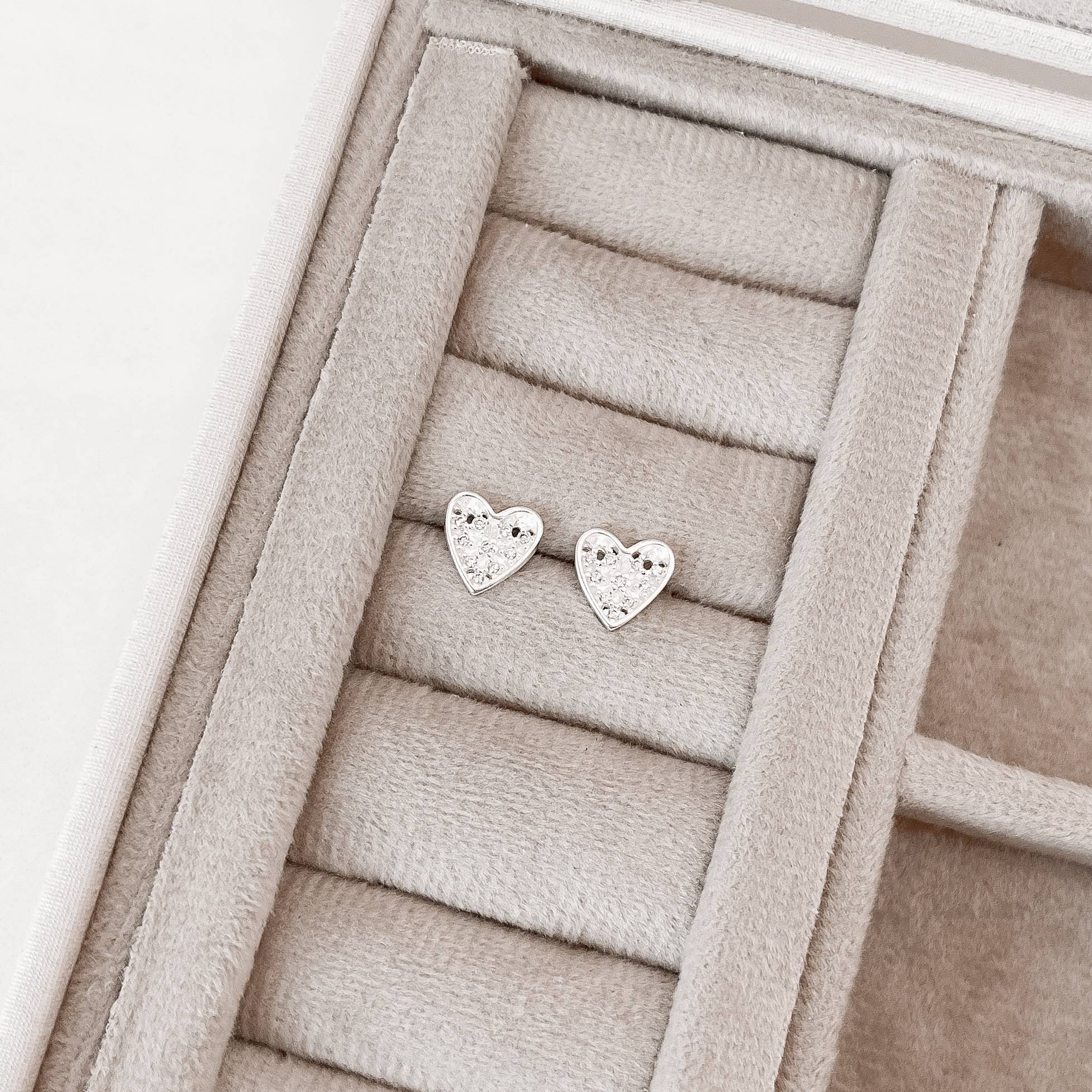 Brinco coração com zircônias 9mm