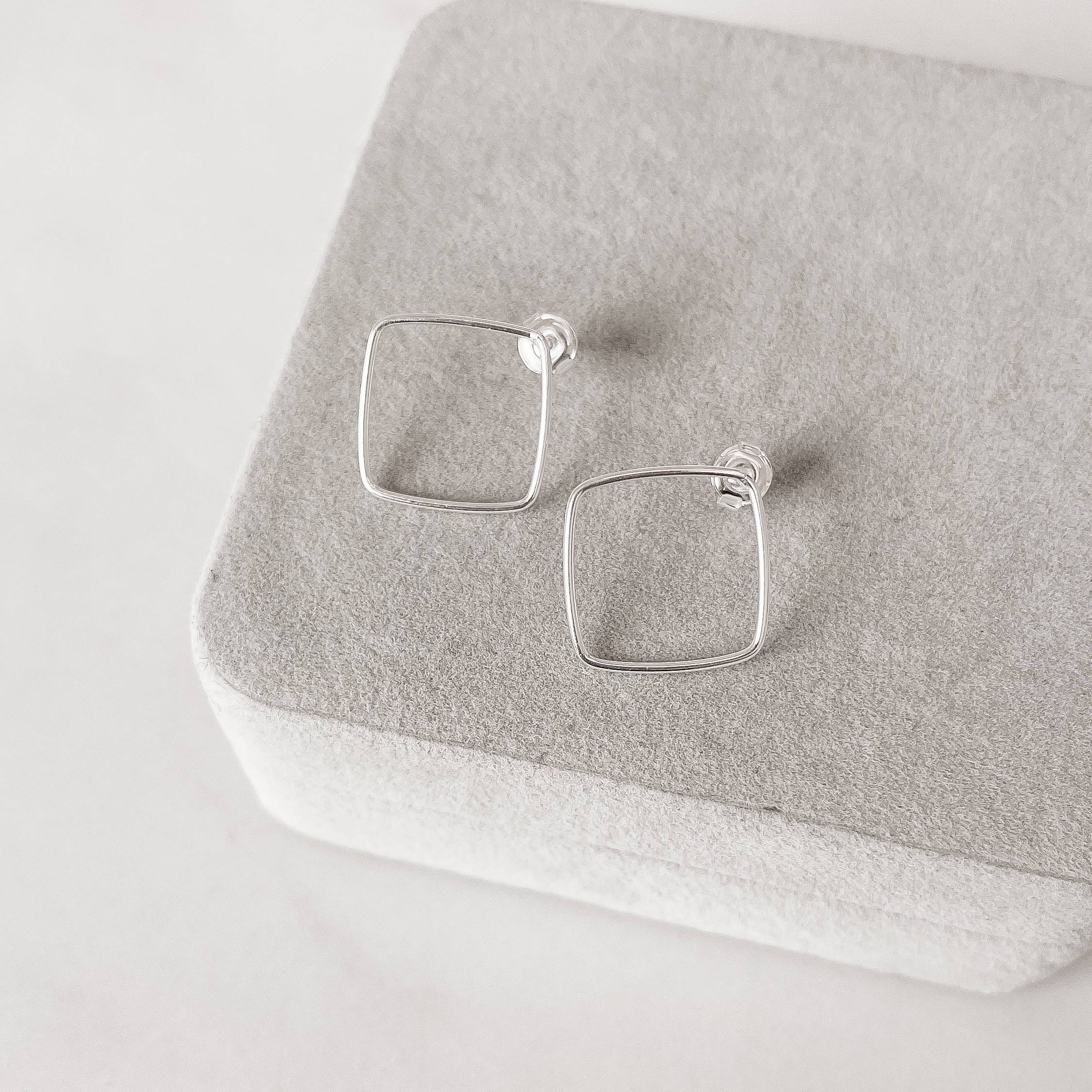 Imagem Secundária Brinco losango vazado 21mm