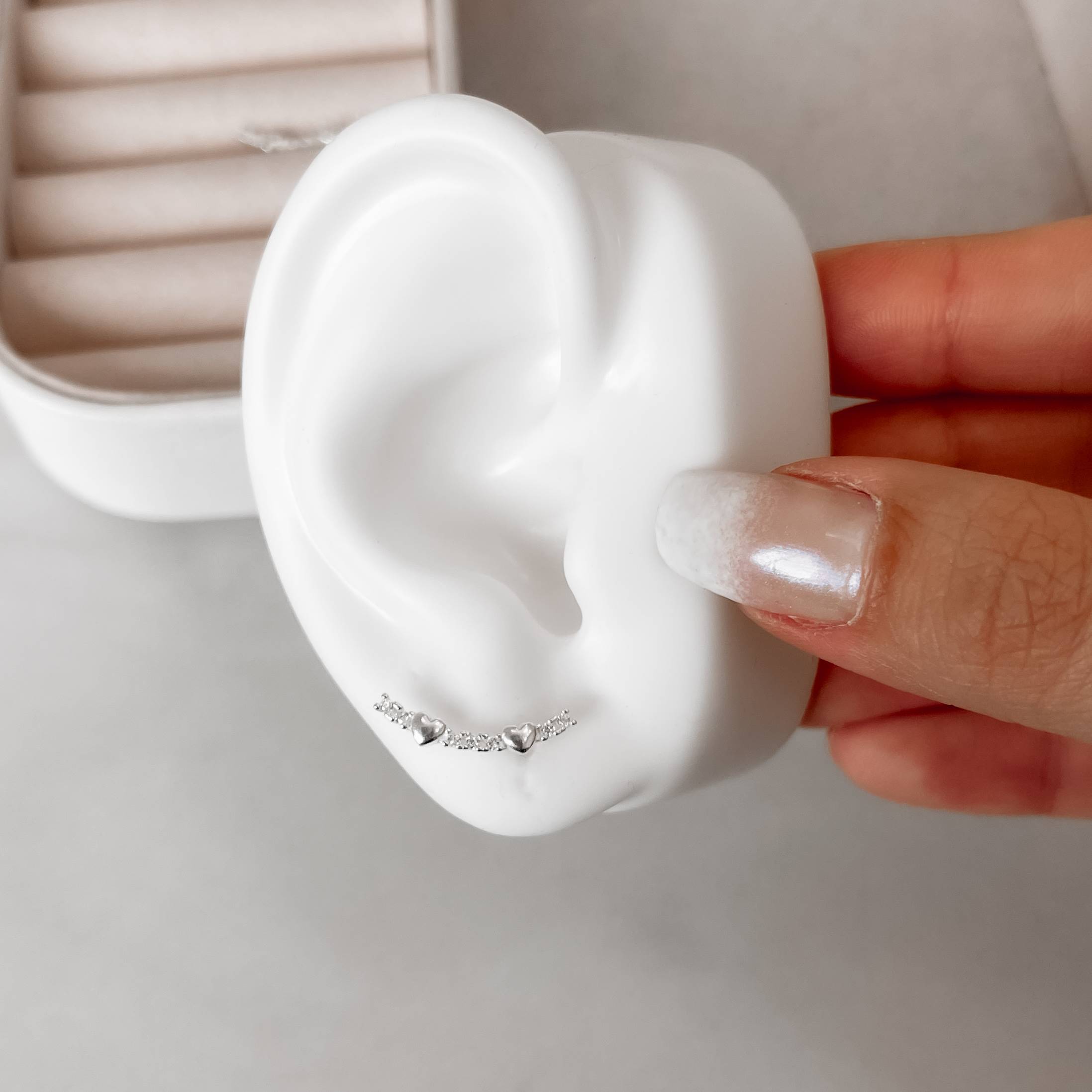 Imagem Secundária Brinco ear cuff corações com cravejado tarraxa