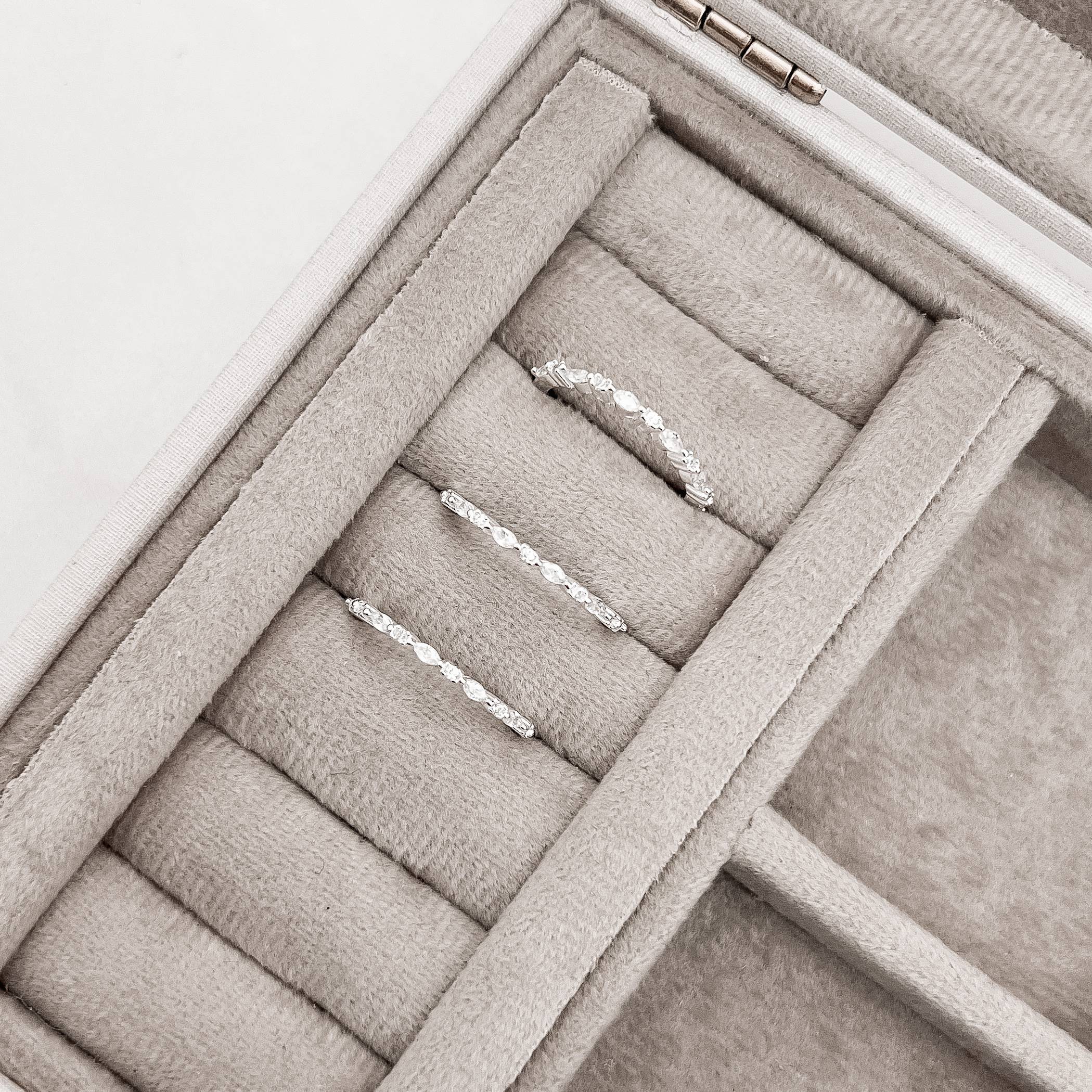 Imagem Anel zircônias redonda e navete