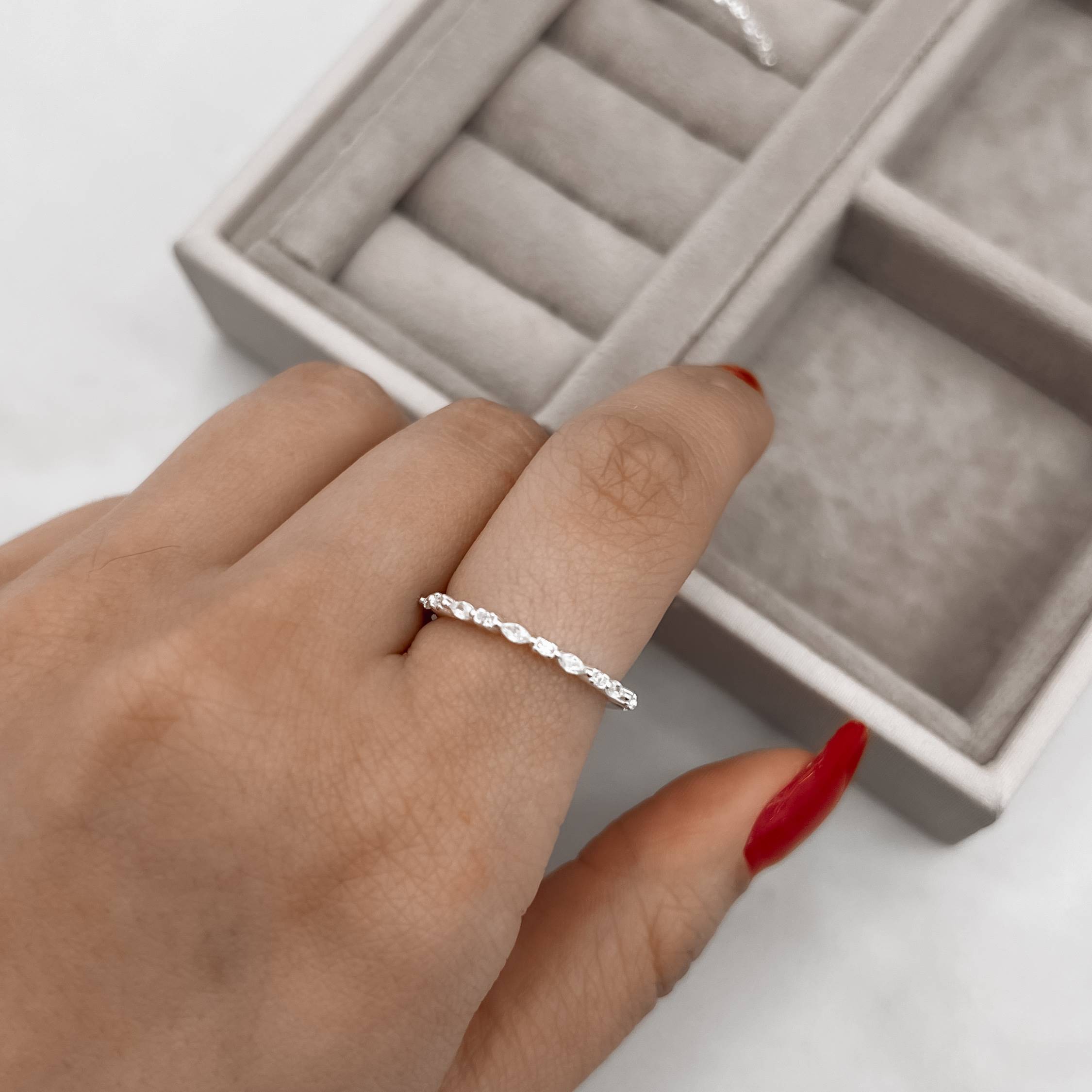 Imagem Secundária Anel zircônias redonda e navete