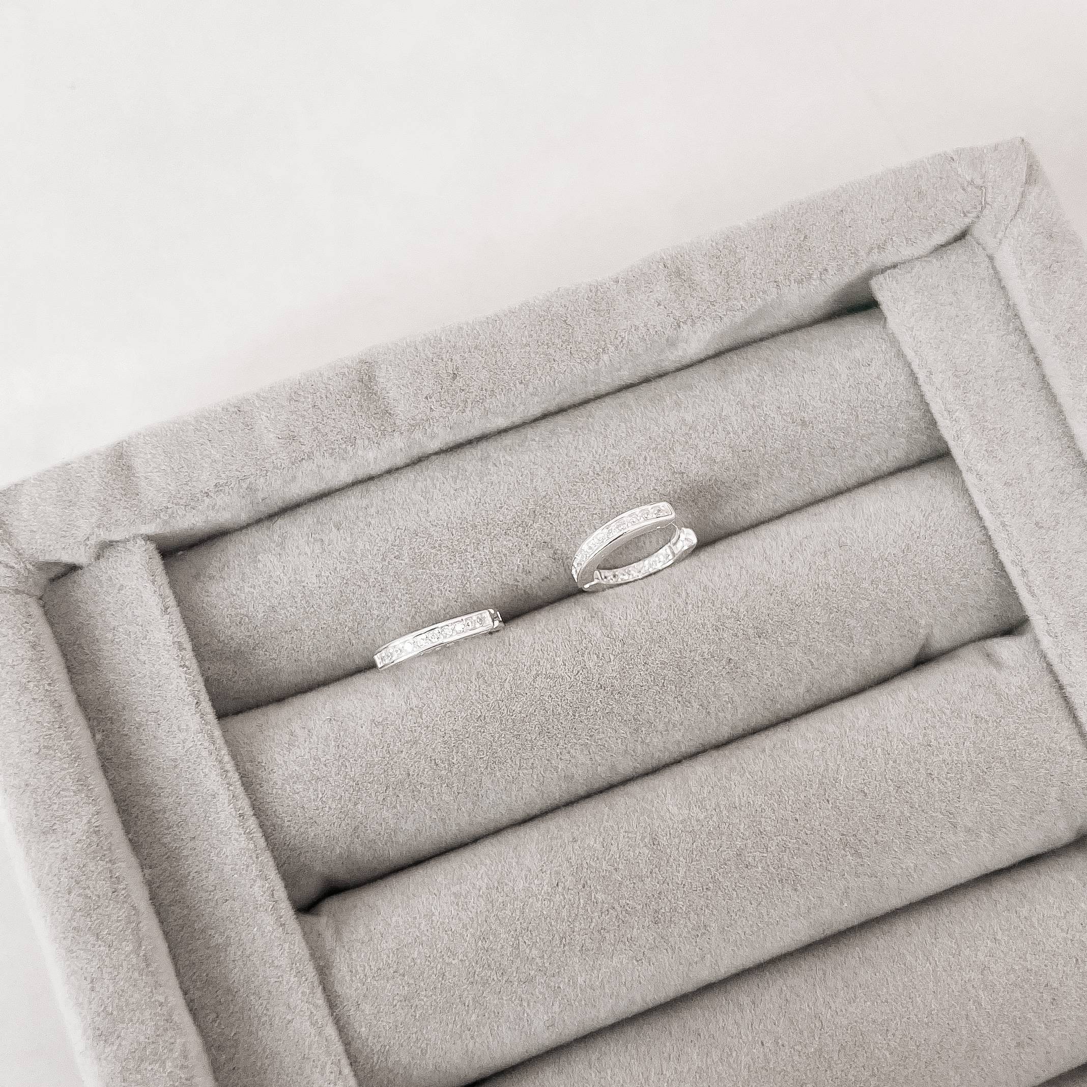 Argola click 11mm cravejada frente e interior