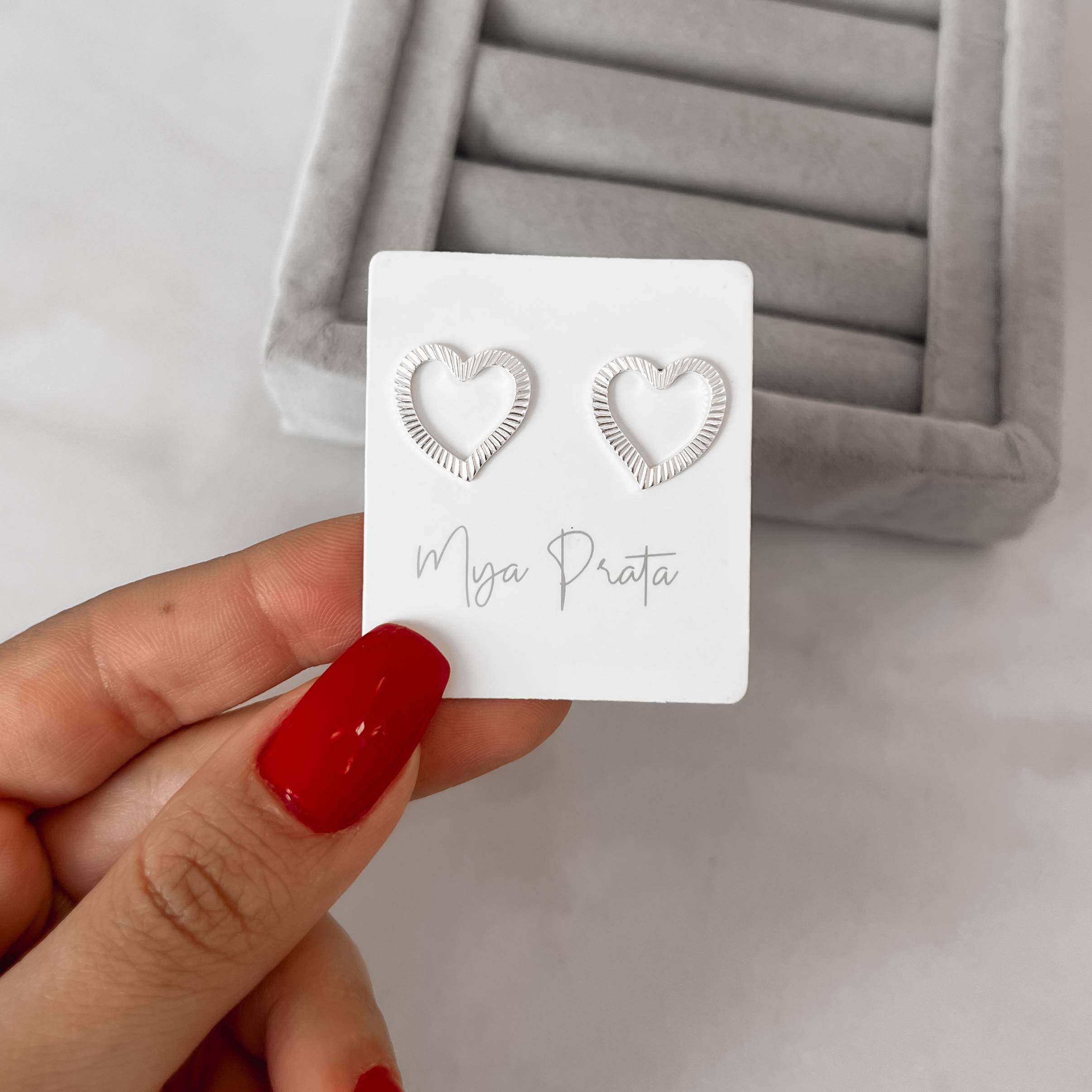 Brinco coração vazado riscado 14mm