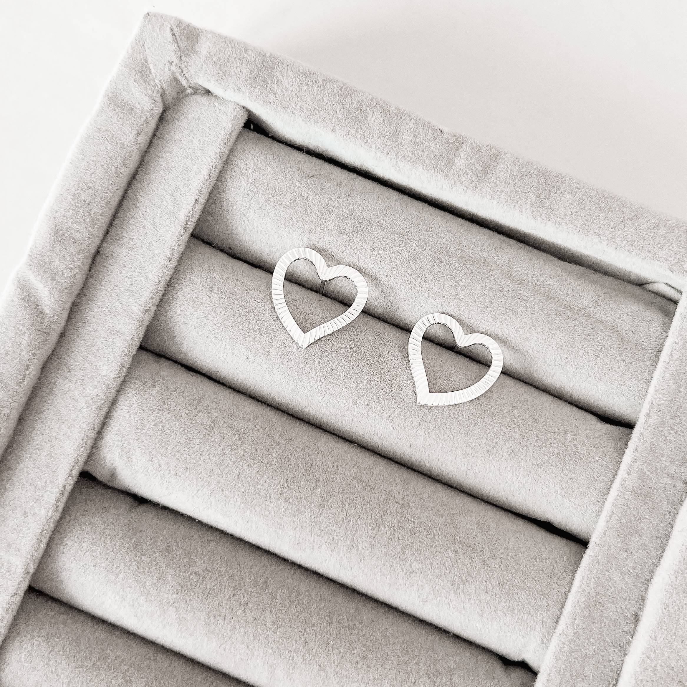 Imagem Secundária Brinco coração vazado riscado 14mm