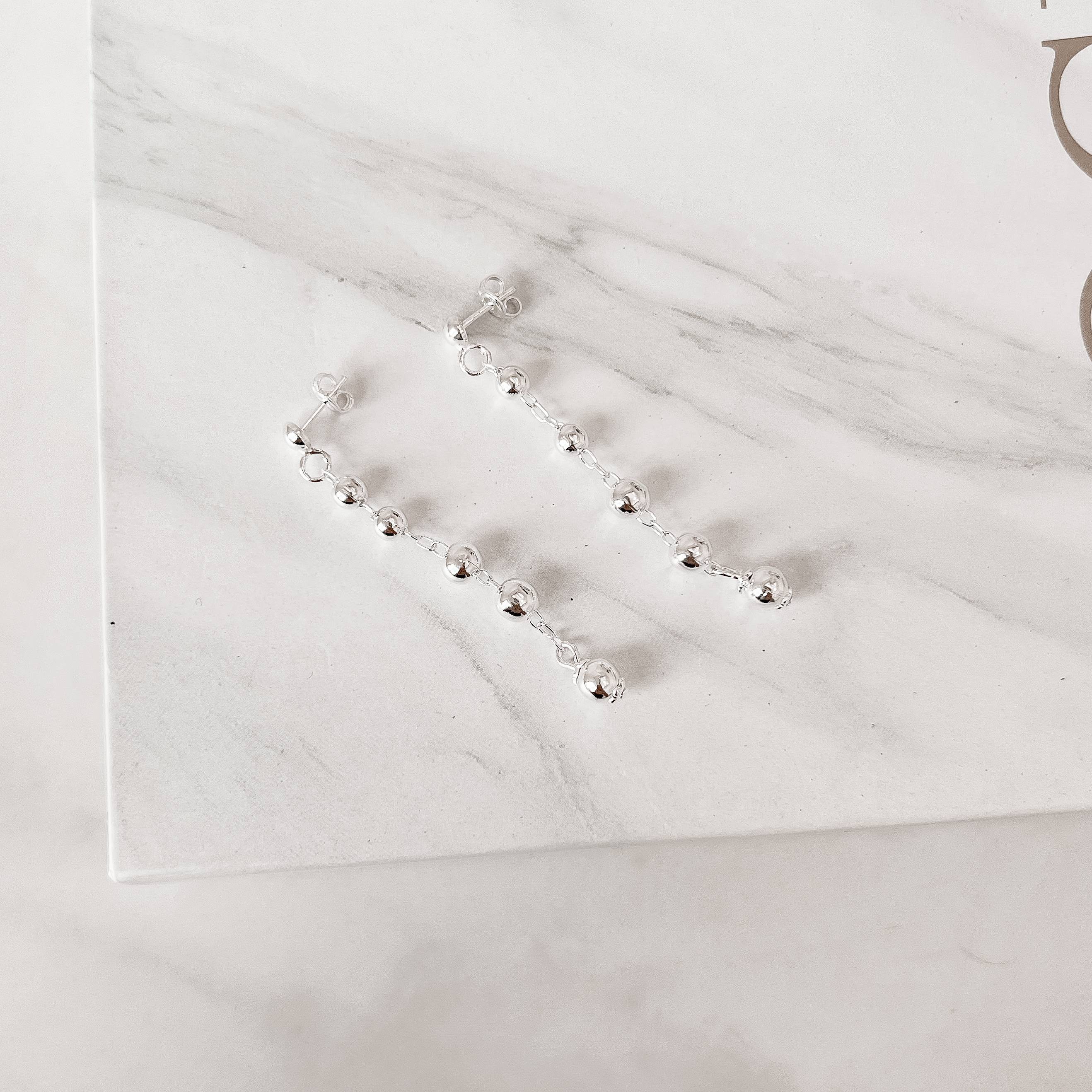 Imagem Brinco base redonda pingente bolas