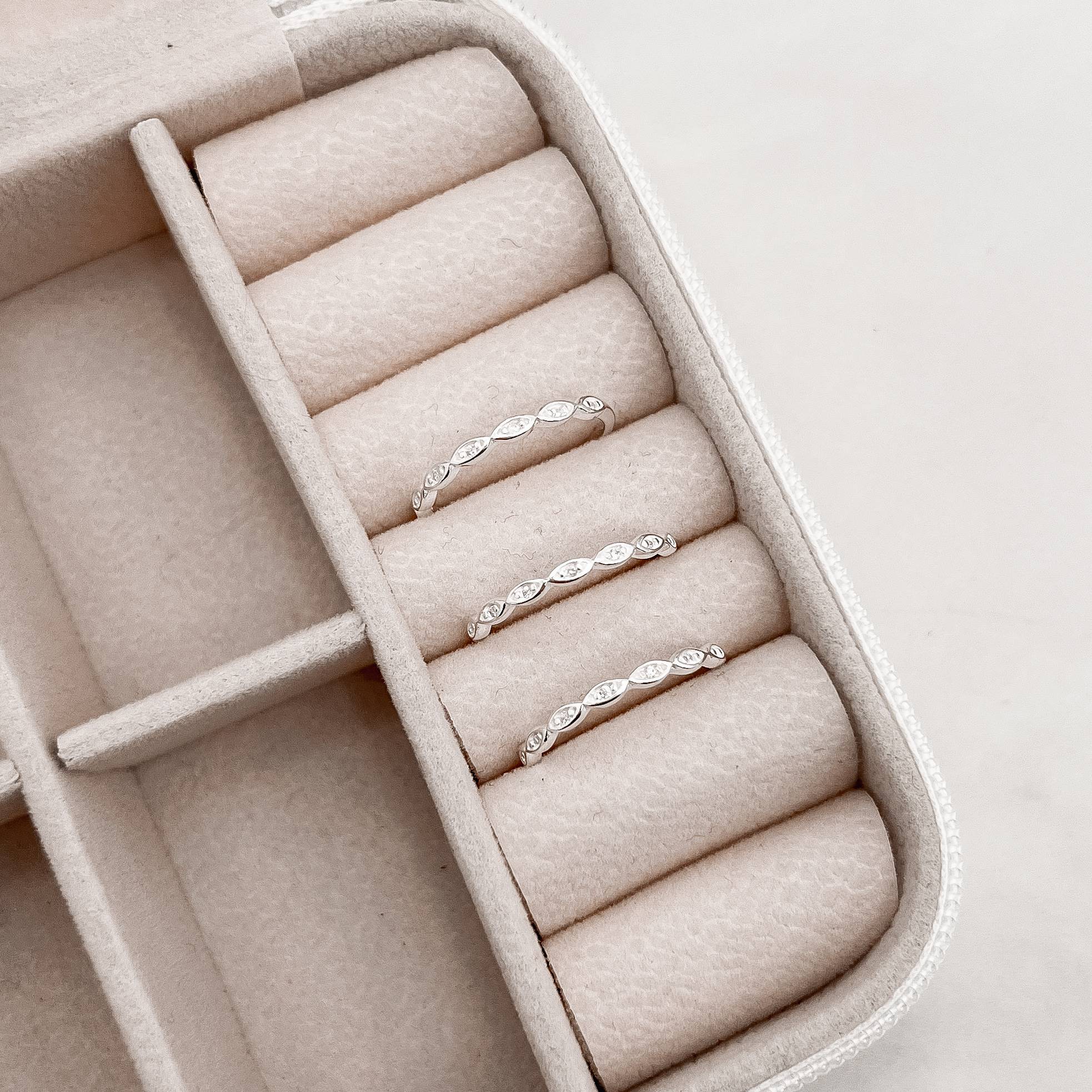 Imagem Secundária Anel mini navetes cravejados