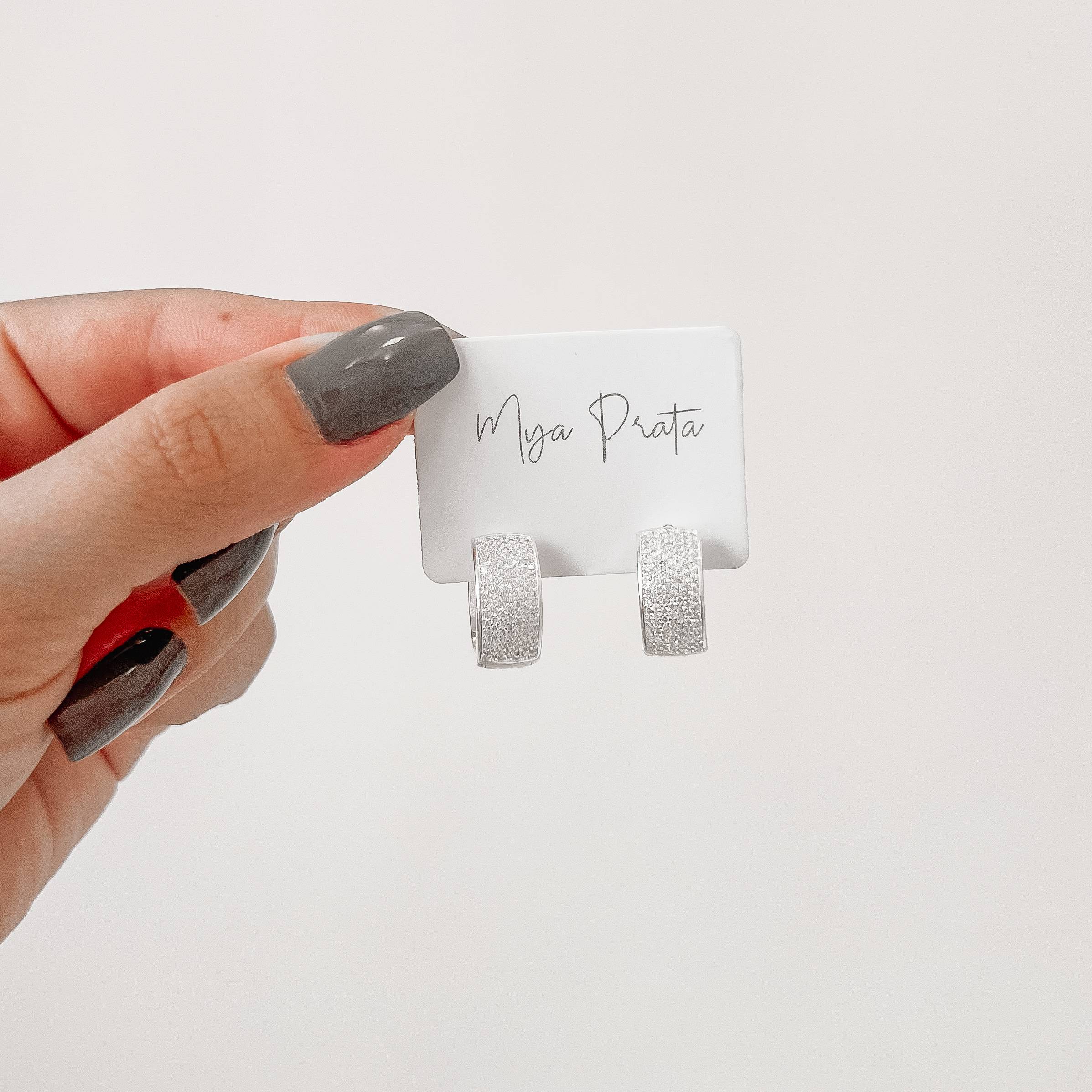 Imagem Argola click larga cravejada 16mm detalhe geométrico vazado